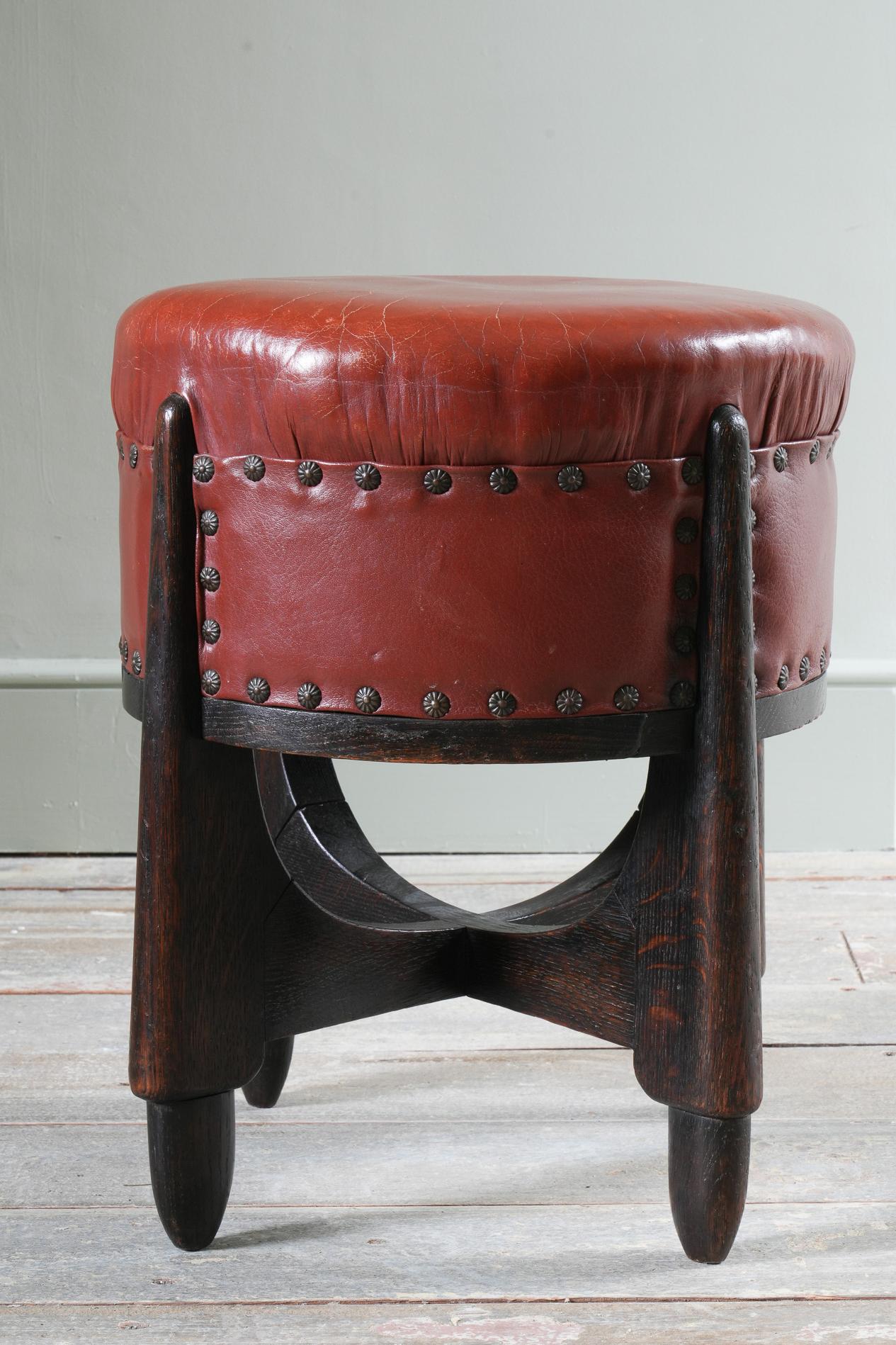 Uno sgabello in pelle e rovere tinto della scuola di Oak. 

Eccellenti condizioni non restaurate.

Disegnato da Piet Kramer, circa 1917-1920.