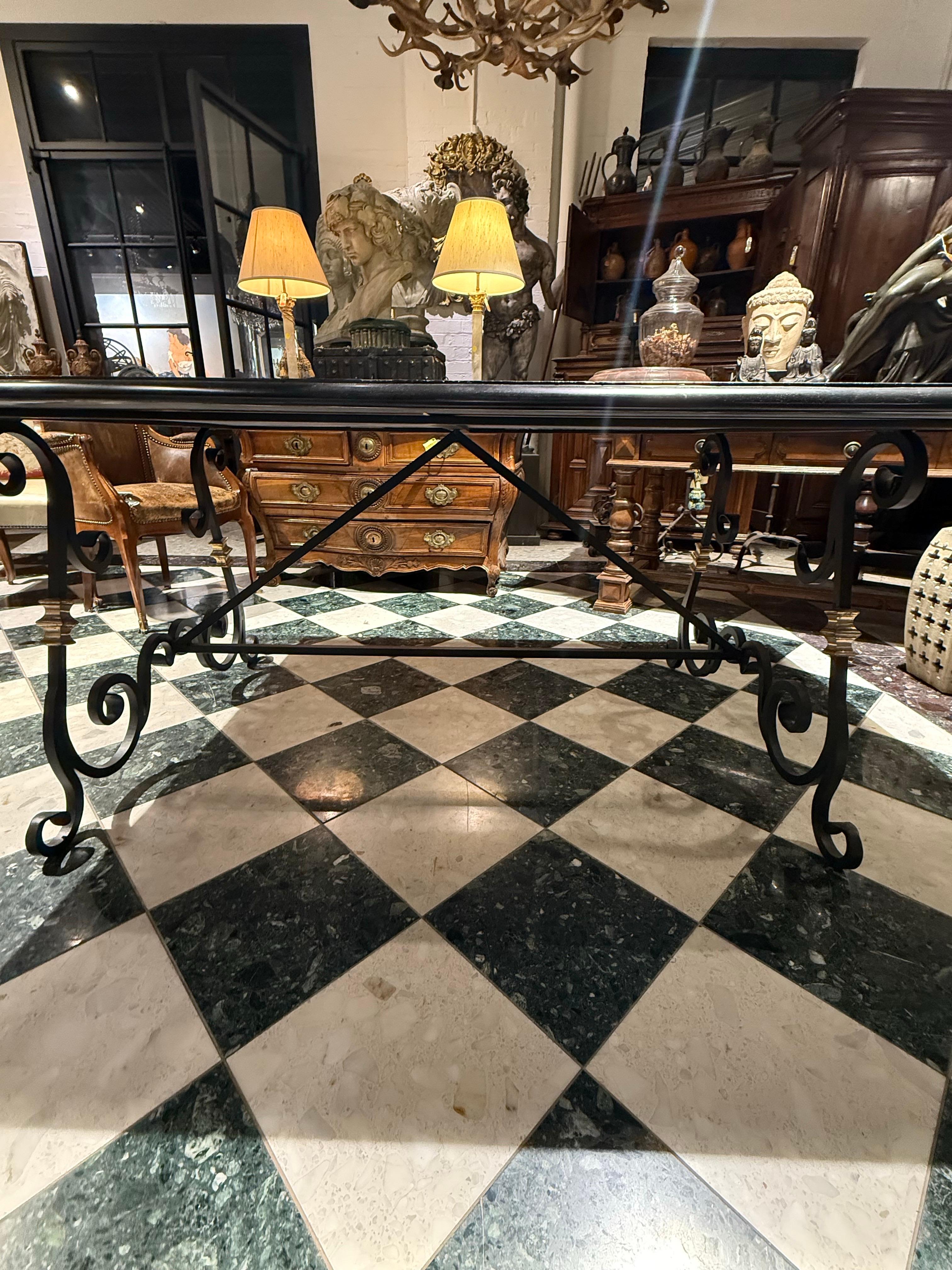 Pietra Un tavolo in pietra dura con base in ferro in vendita