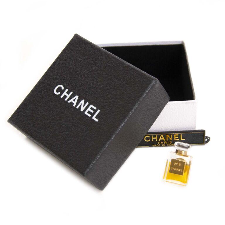 Une broche épingle pour parfum vintage emblématique Coco Chanel n° 5 Excellent état à 'S-HERTOGENBOSCH, NL