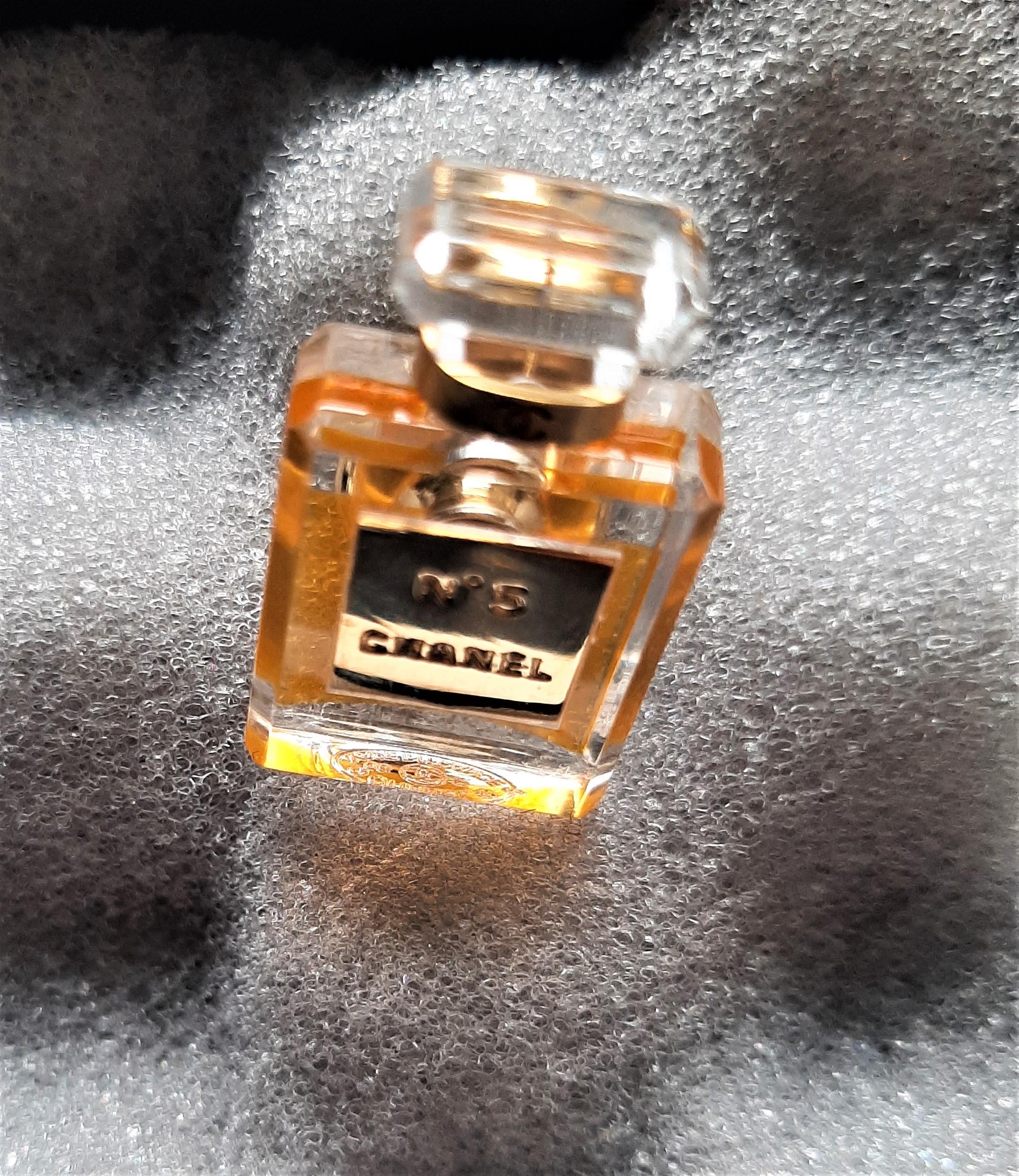  Une broche épingle pour parfum vintage emblématique Coco Chanel n° 5 Unisexe 