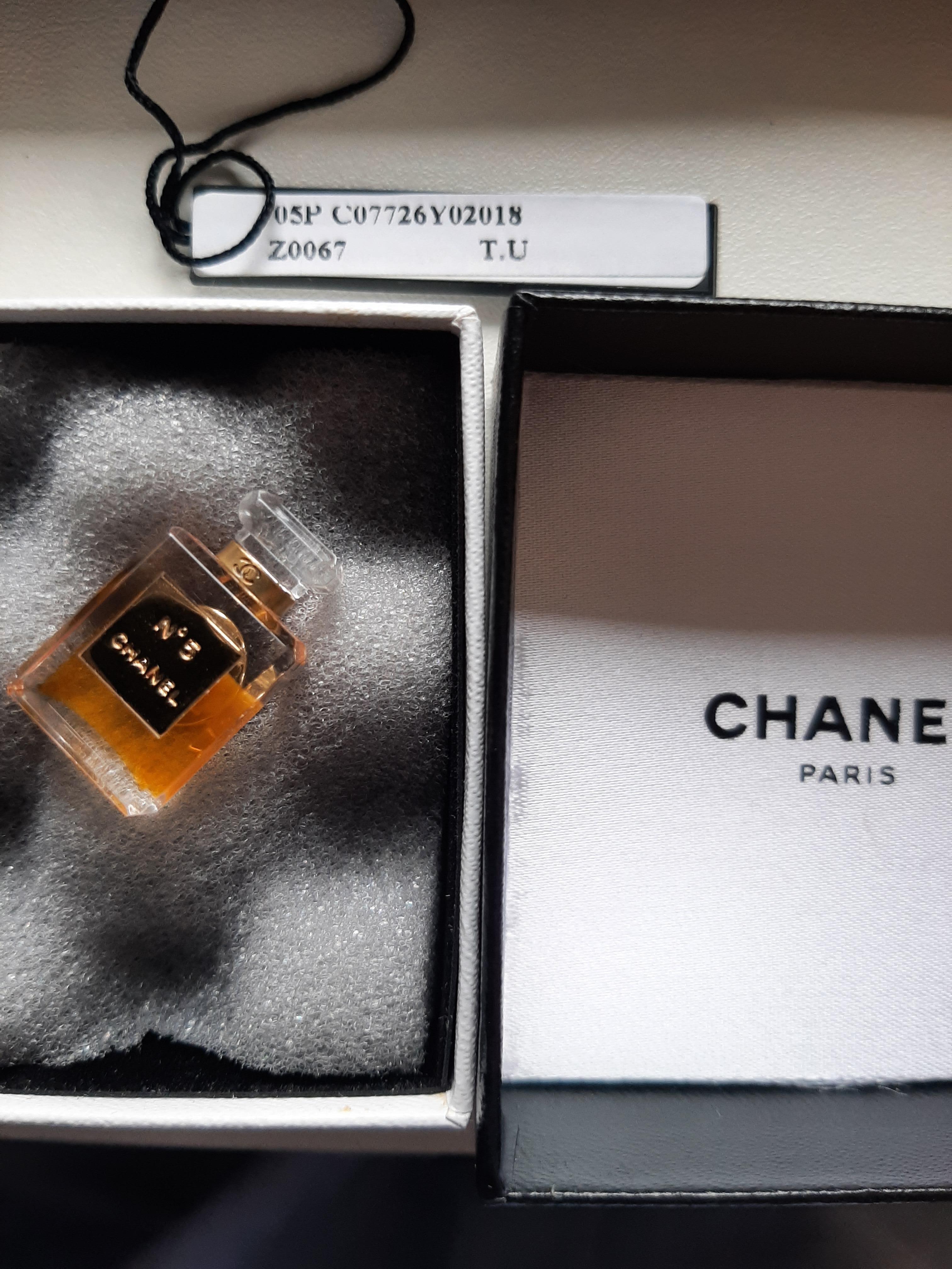 A Pin Brooch Vintage Iconic Coco Chanel No.5 Bottle Perfume In Excellent Condition In 'S-HERTOGENBOSCH, NL