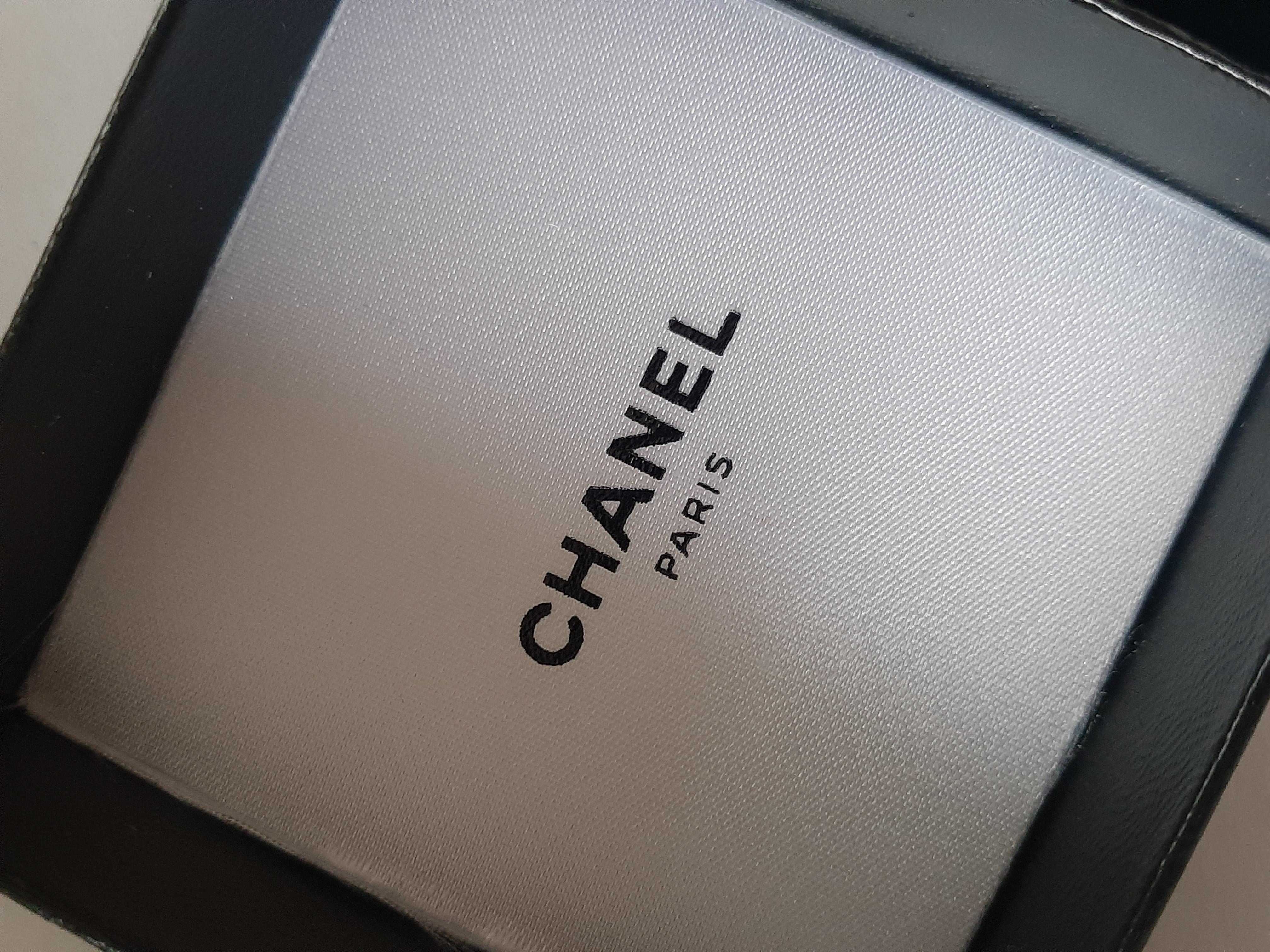 Une broche épingle pour parfum vintage emblématique Coco Chanel n° 5 3