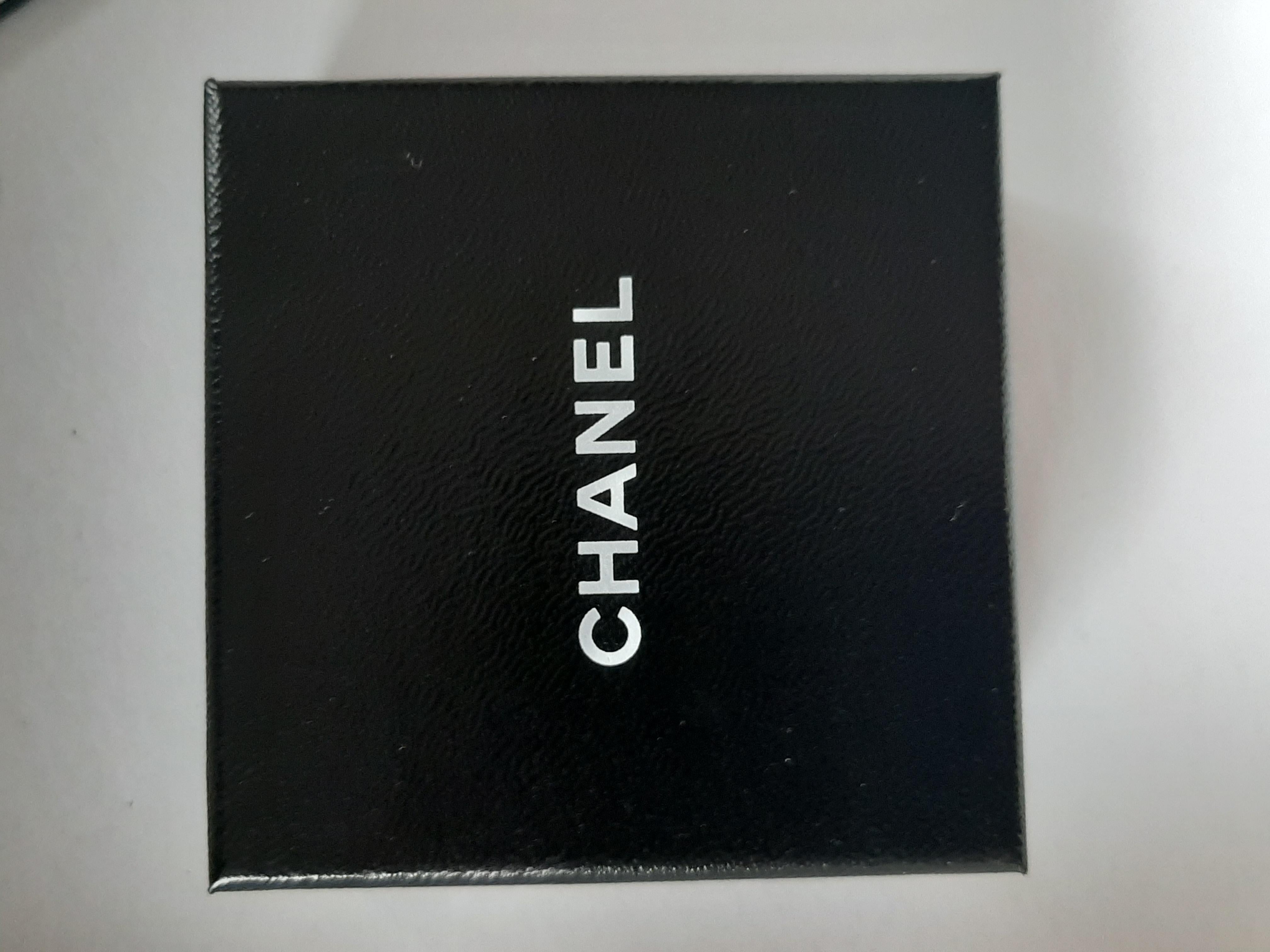 Une broche épingle pour parfum vintage emblématique Coco Chanel n° 5 4