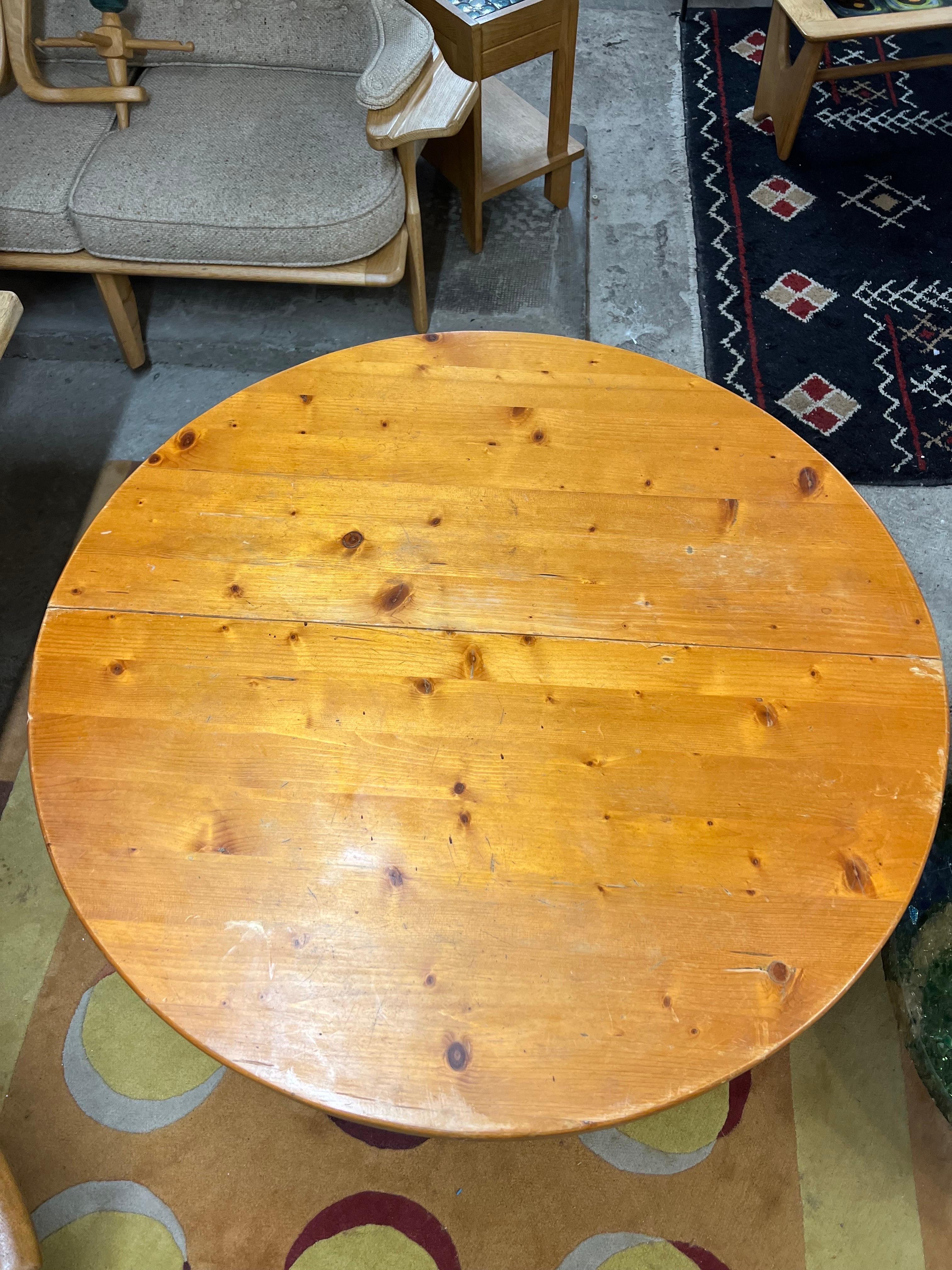 Moderne Une table ronde en pin  en vente