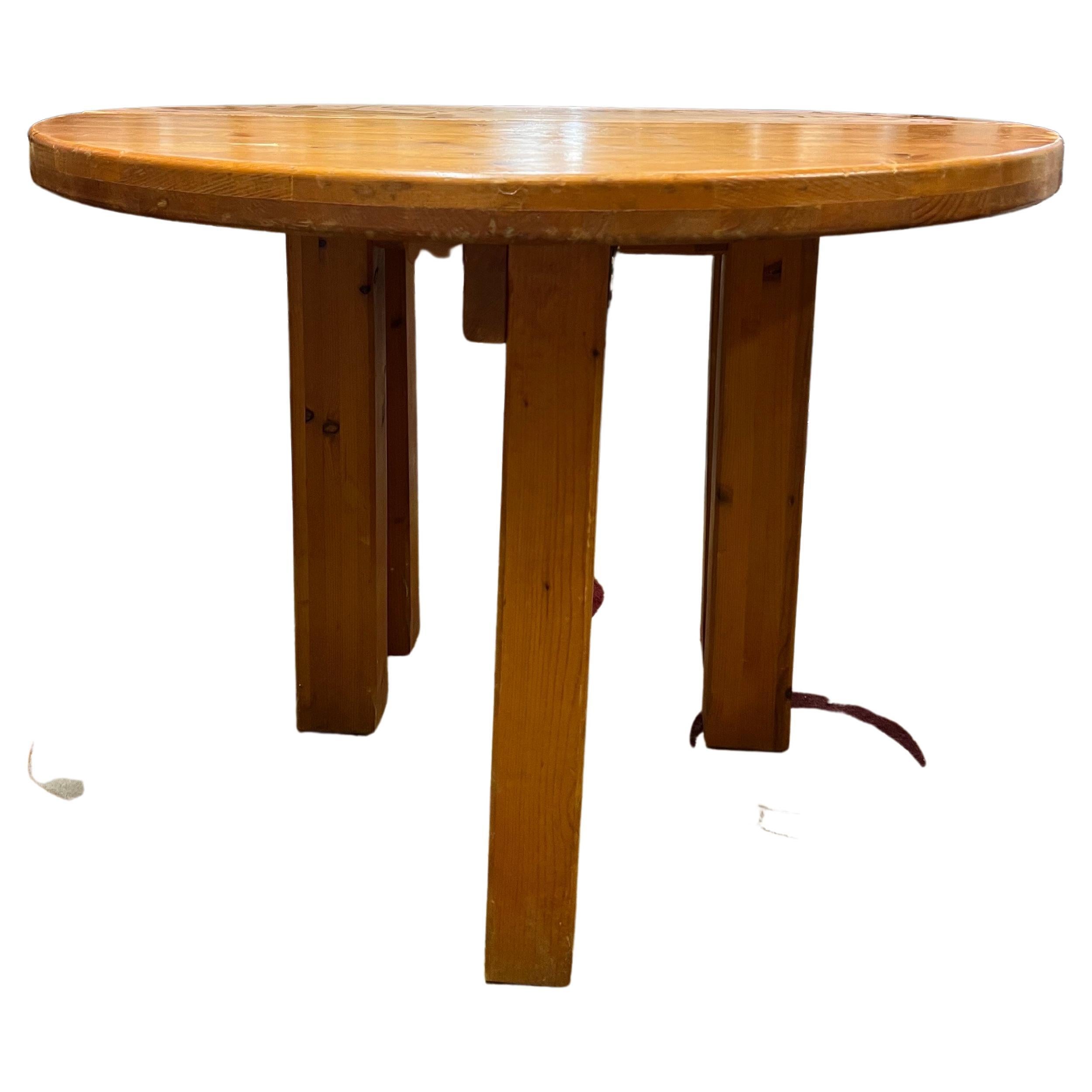 Ein runder Tisch aus Kiefer 