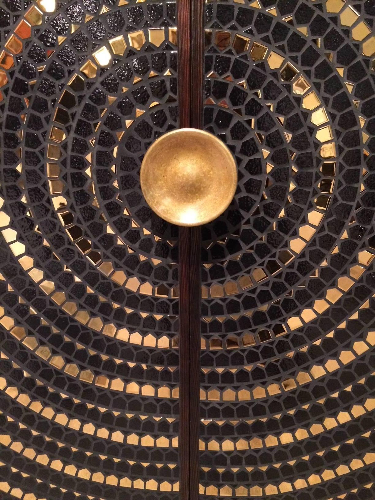 Armoire en bois de pin avec mosaïque de céramique noire et or et poignée en bronze Bon état - En vente à Paris, FR