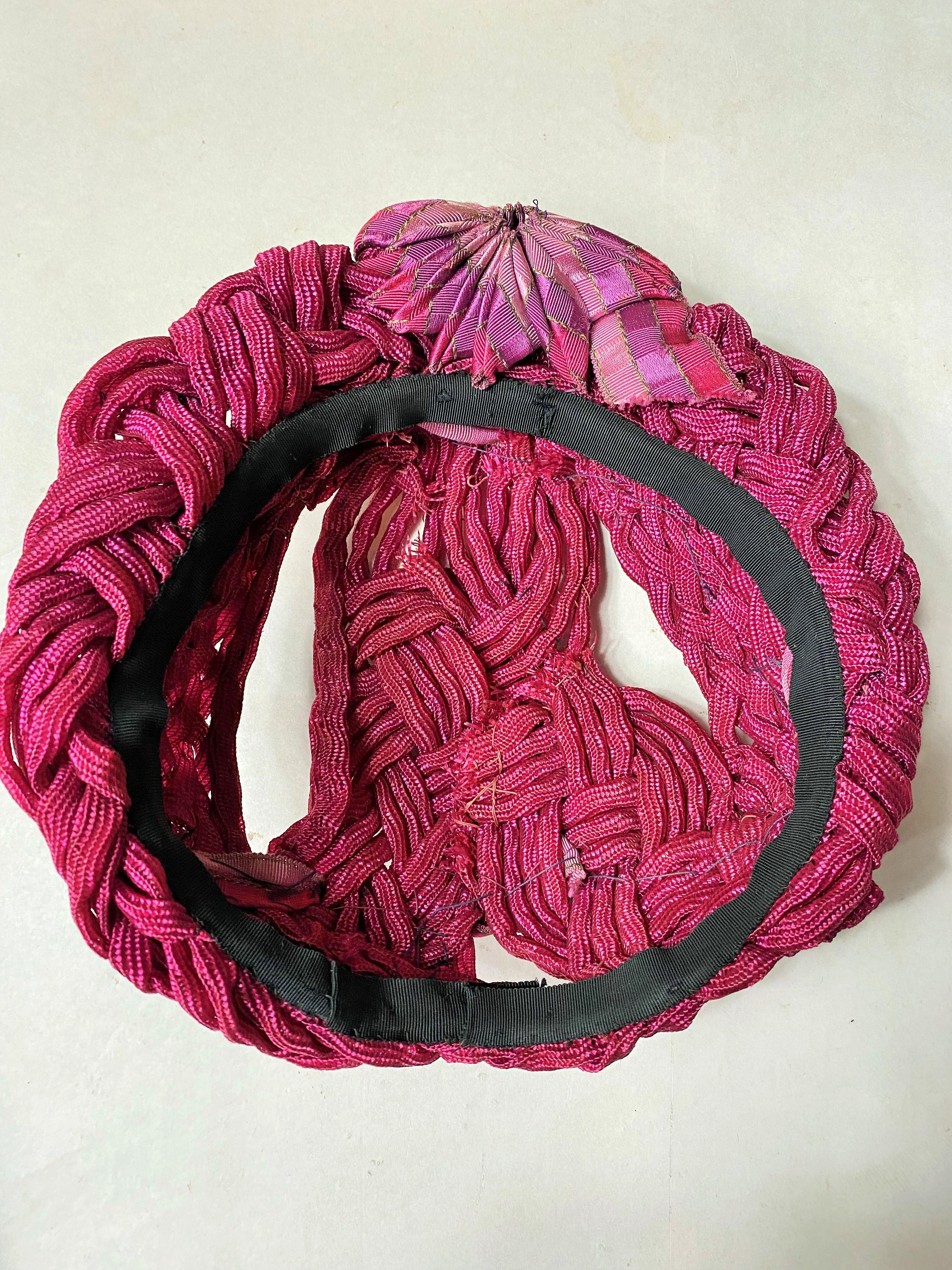 Ein rosa Rafia- und Zelluloid geflochtener Bibi-Hut - Frankreich ca. 1940-1945 im Angebot 1