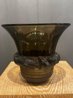 Un vaso Piriac di R. Lalique in vetro topazio.