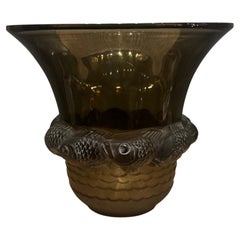 Un vaso Piriac di R. Lalique in vetro topazio.