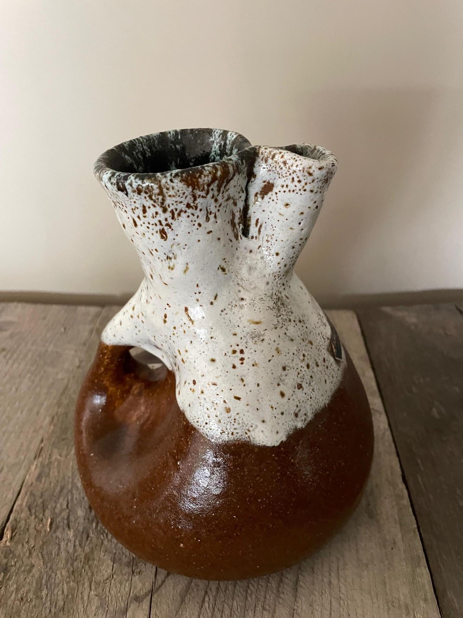 A pitcher from Accolay, hand-turned in the south of France in the 1960s.
The entire jug is enameled in 2 colors.