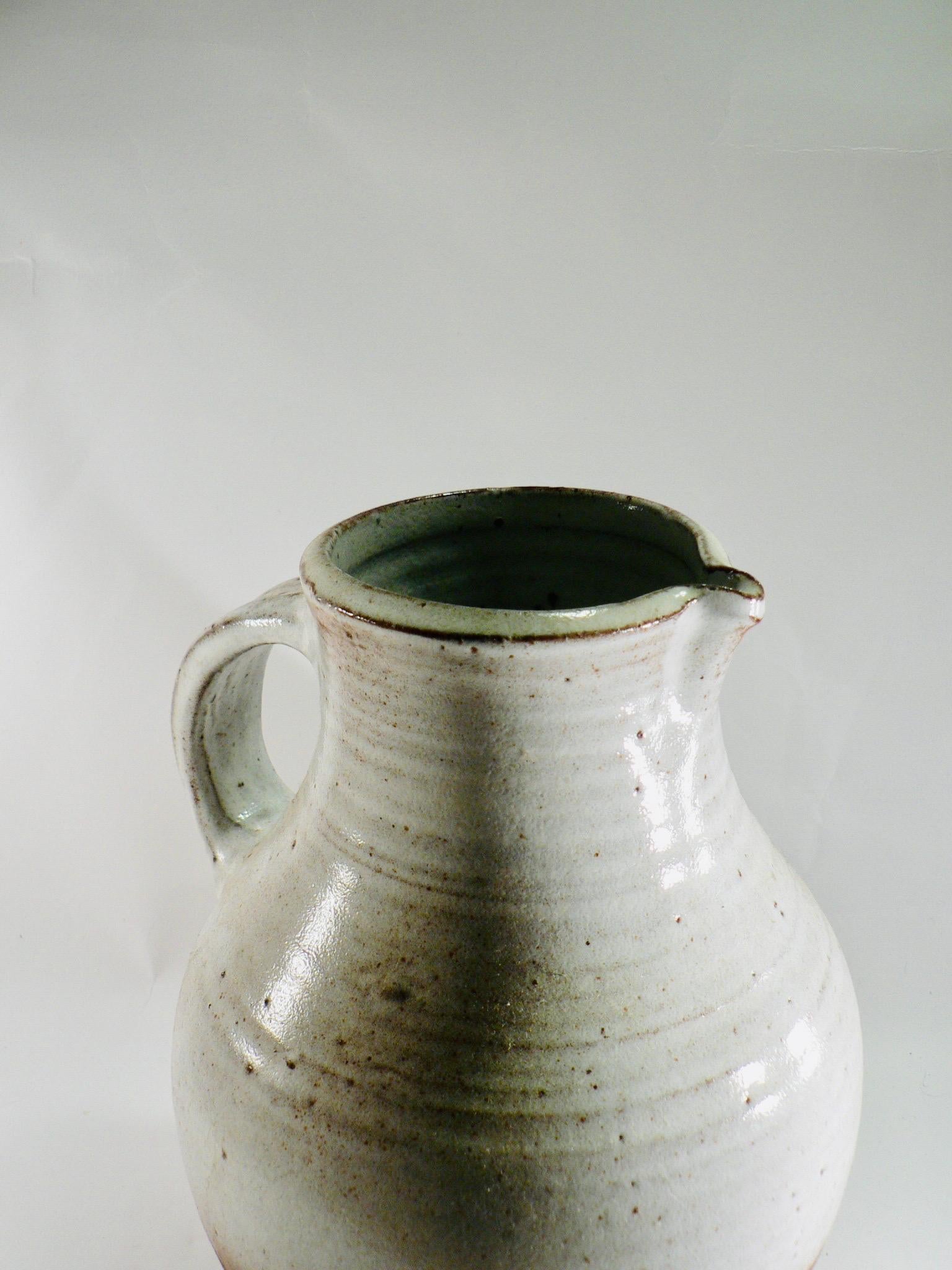 Jarra de cerámica esmaltada, creada por Jeanne y Norbert Pierlot en los años sesenta. Un accesorio decorativo para exponer solo o como parte de una colección. La marca del fabricante es visible en la base del objeto. En muy buen estado