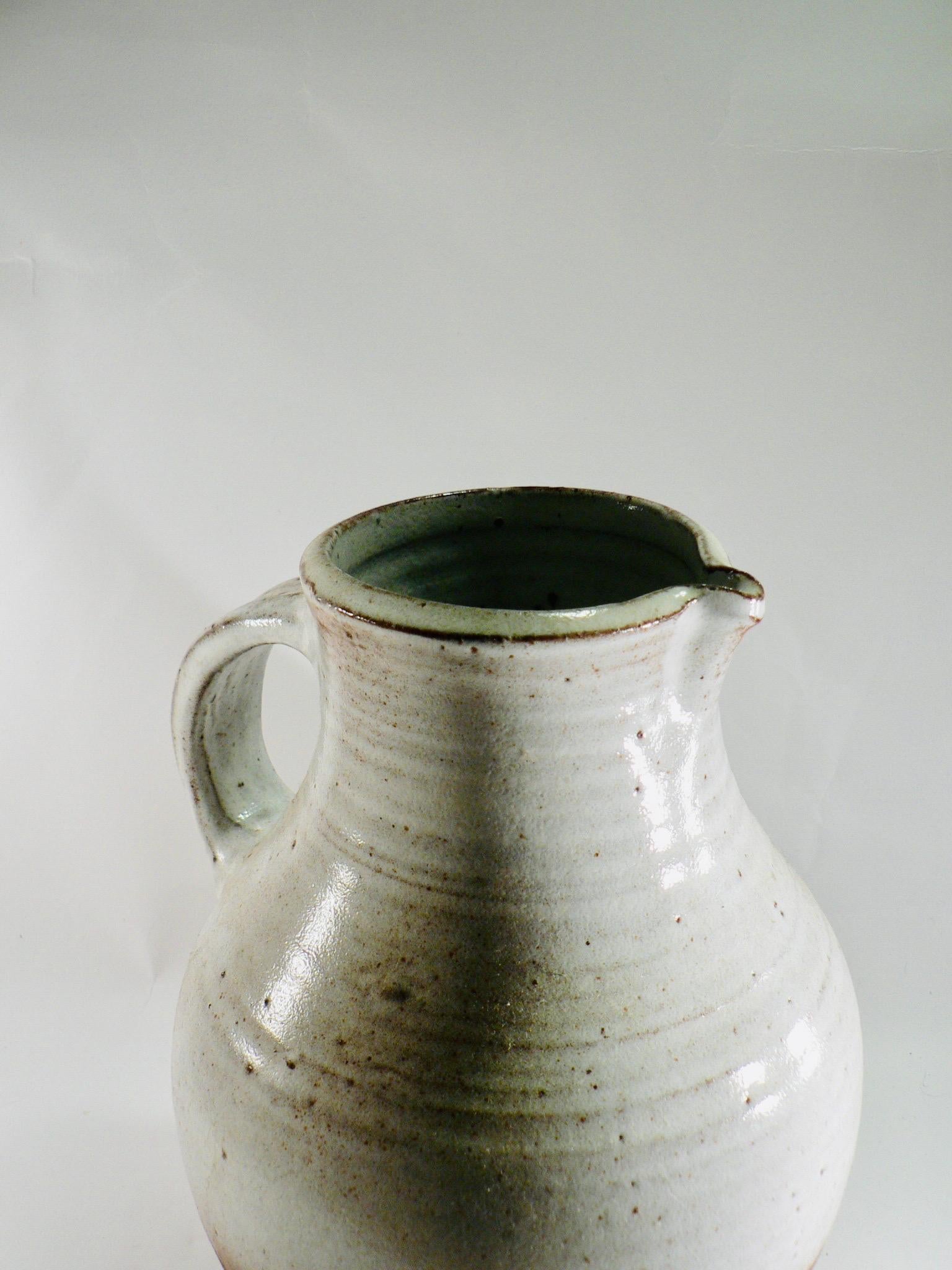 Pitcher in glazed ceramic, created by Jeanne and Norbert Pierlot in the 1960s. A decorative accessory to be displayed alone or as part of a collection. The maker's mark is visible on the base of the object. In very good original