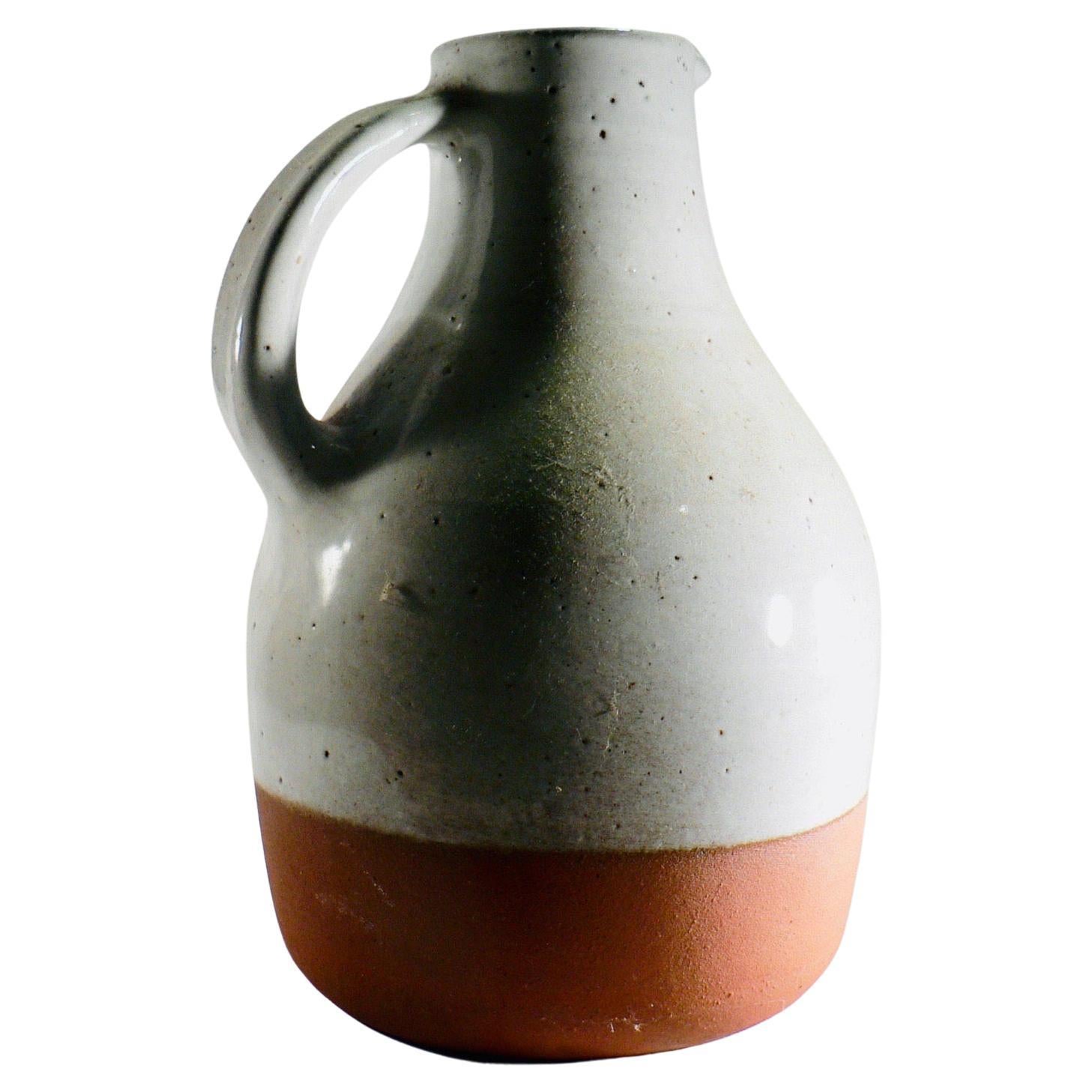 Pitcher in glazed ceramic, created by Jeanne and Norbert Pierlot in the 1960s. A decorative accessory to be displayed alone or as part of a collection. The maker's mark is visible on the base of the object. In very good original