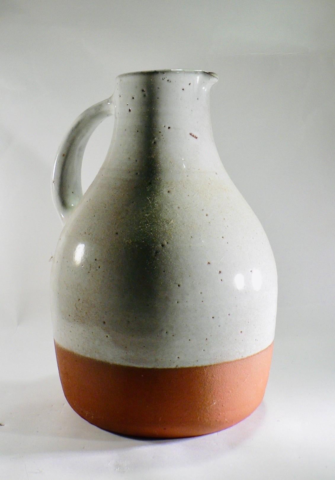 A pitcher in glazed ceramic - Jeanne and Norbert Pierlot - France - 1960s. In Good Condition For Sale In SOTTEVILLE-LÈS-ROUEN, FR
