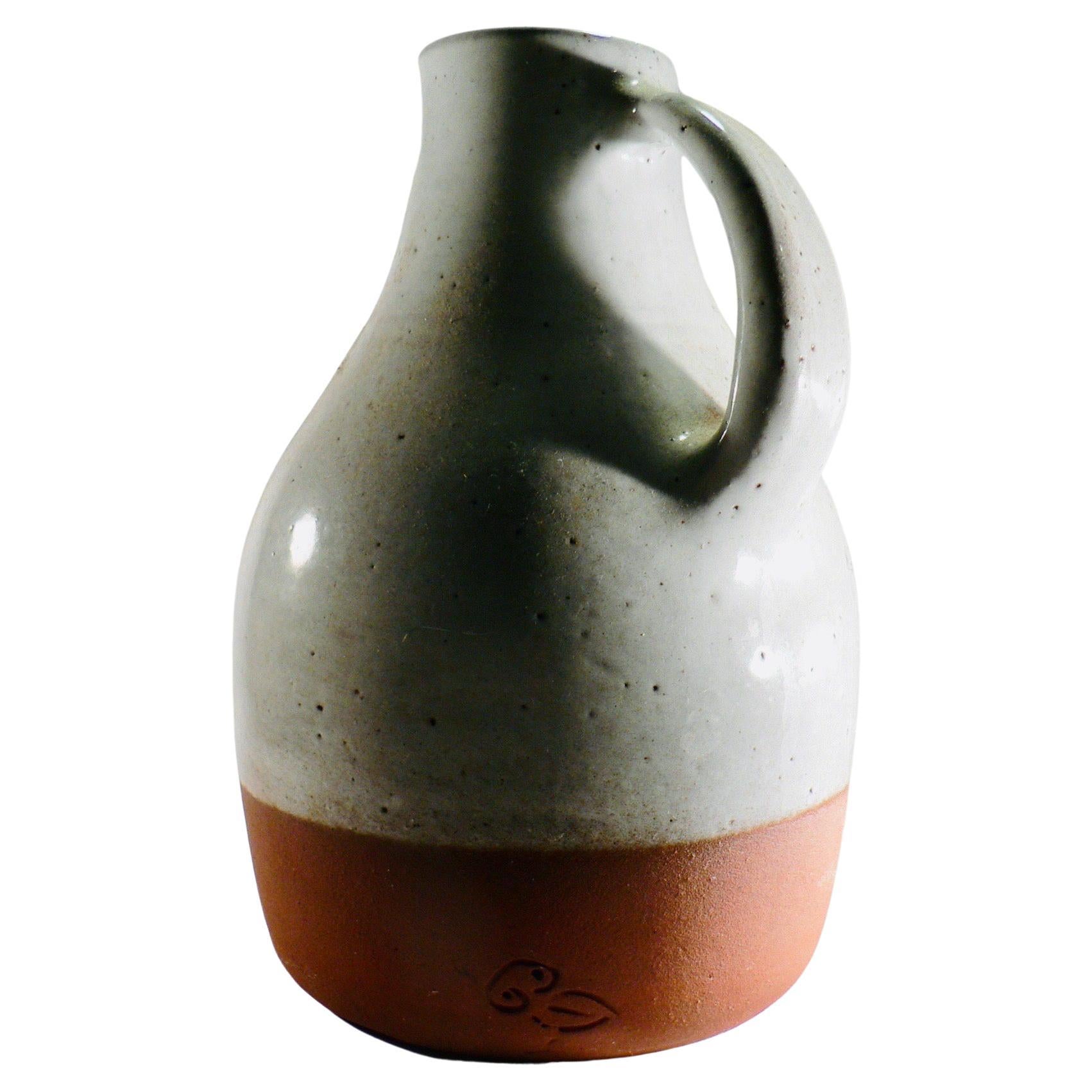 Ein Krug aus glasierter Keramik – Jeanne und Norbert Pierlot – Frankreich – 1960er Jahre.