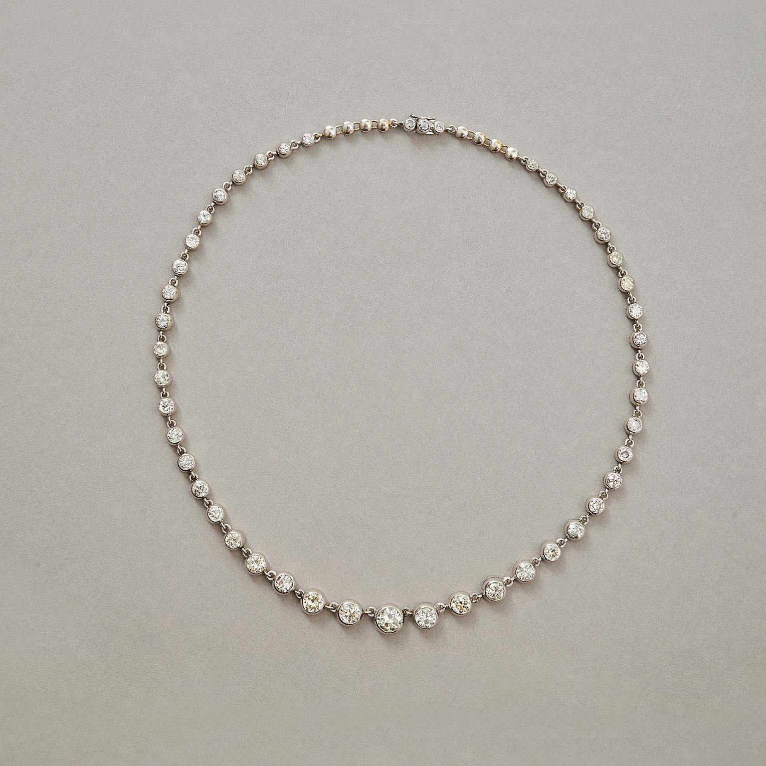 Un collier a plaitino e riviere di diamanti