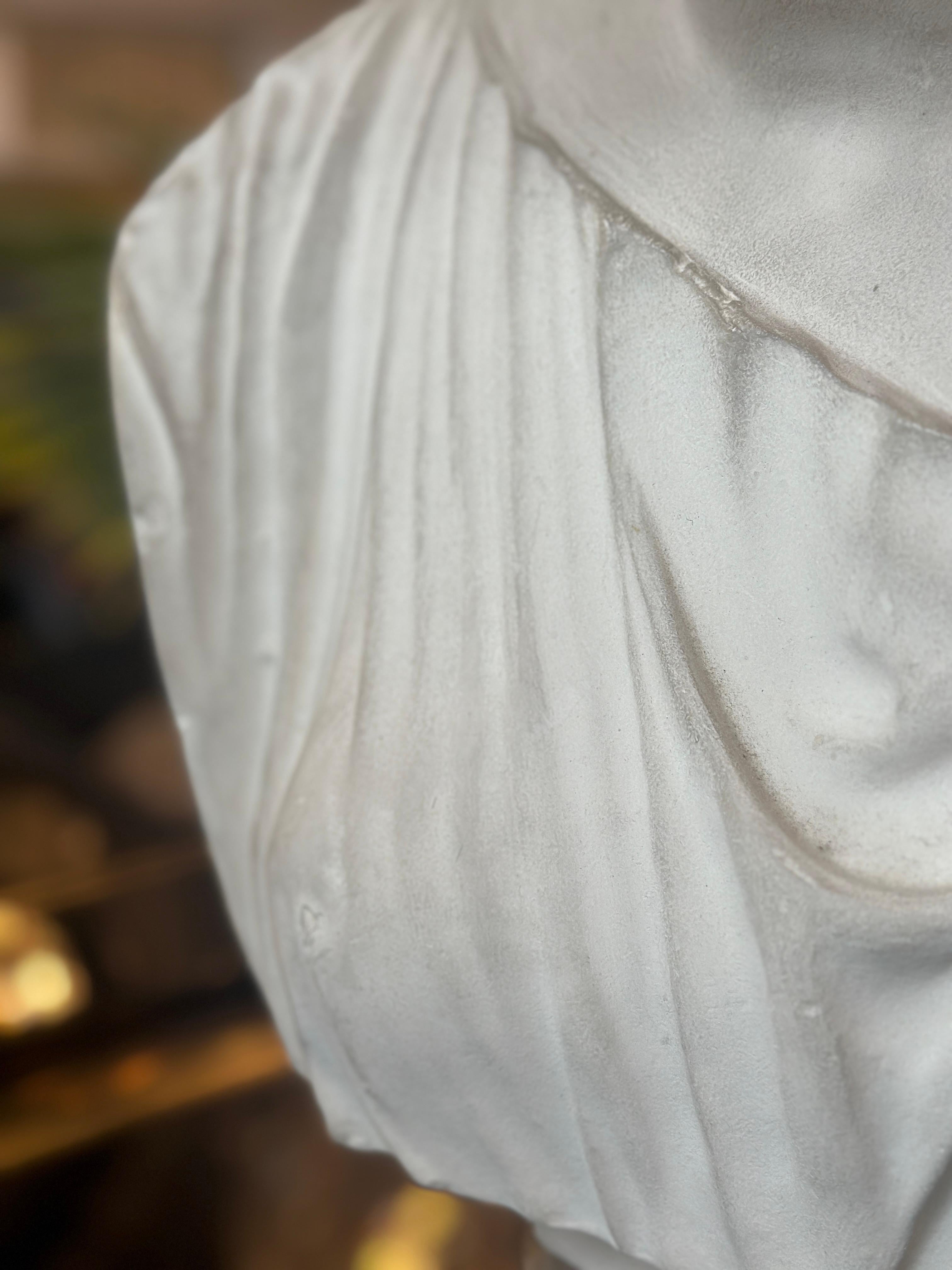 Buste en plâtre d'après l'antique du musée du Louvre en vente 4