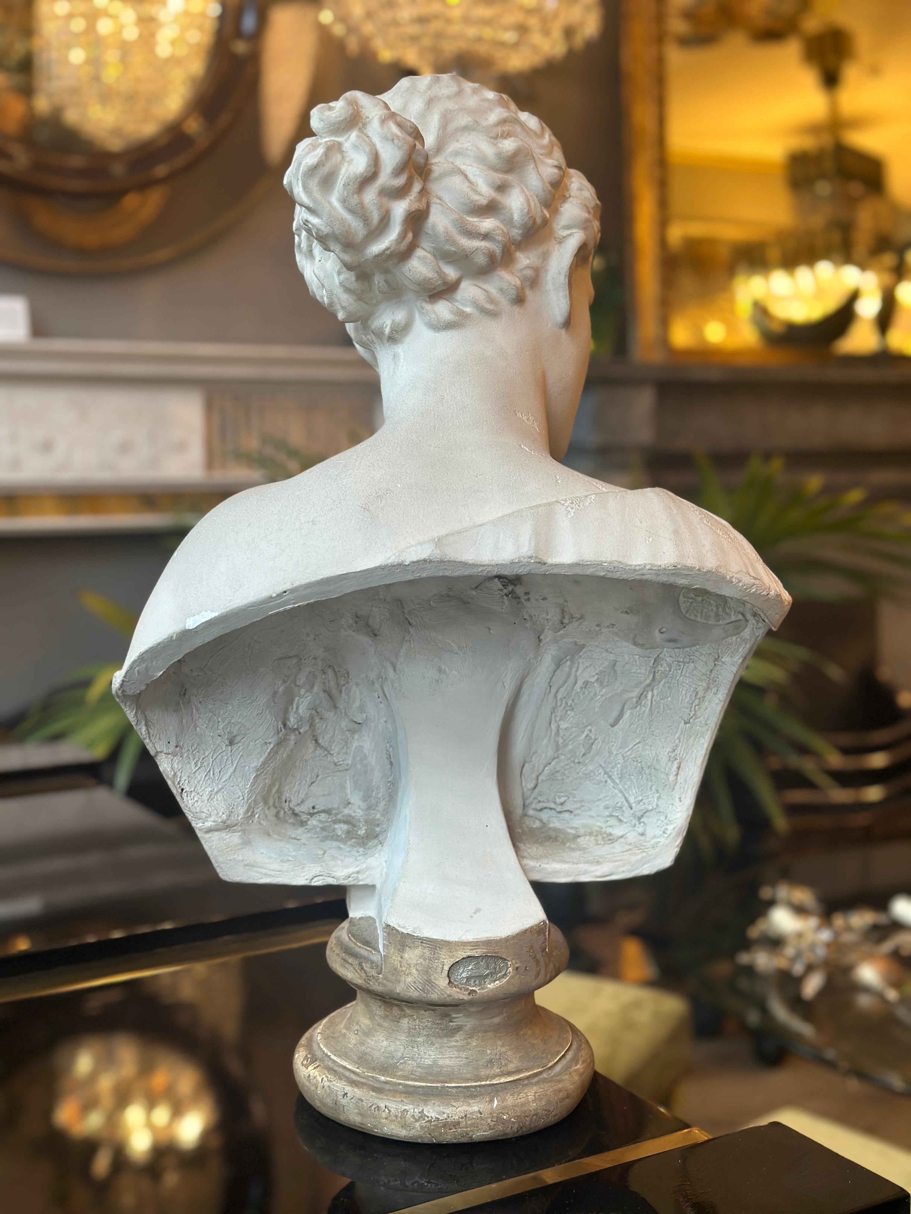 Buste en plâtre d'après l'antique du musée du Louvre Bon état - En vente à London, GB