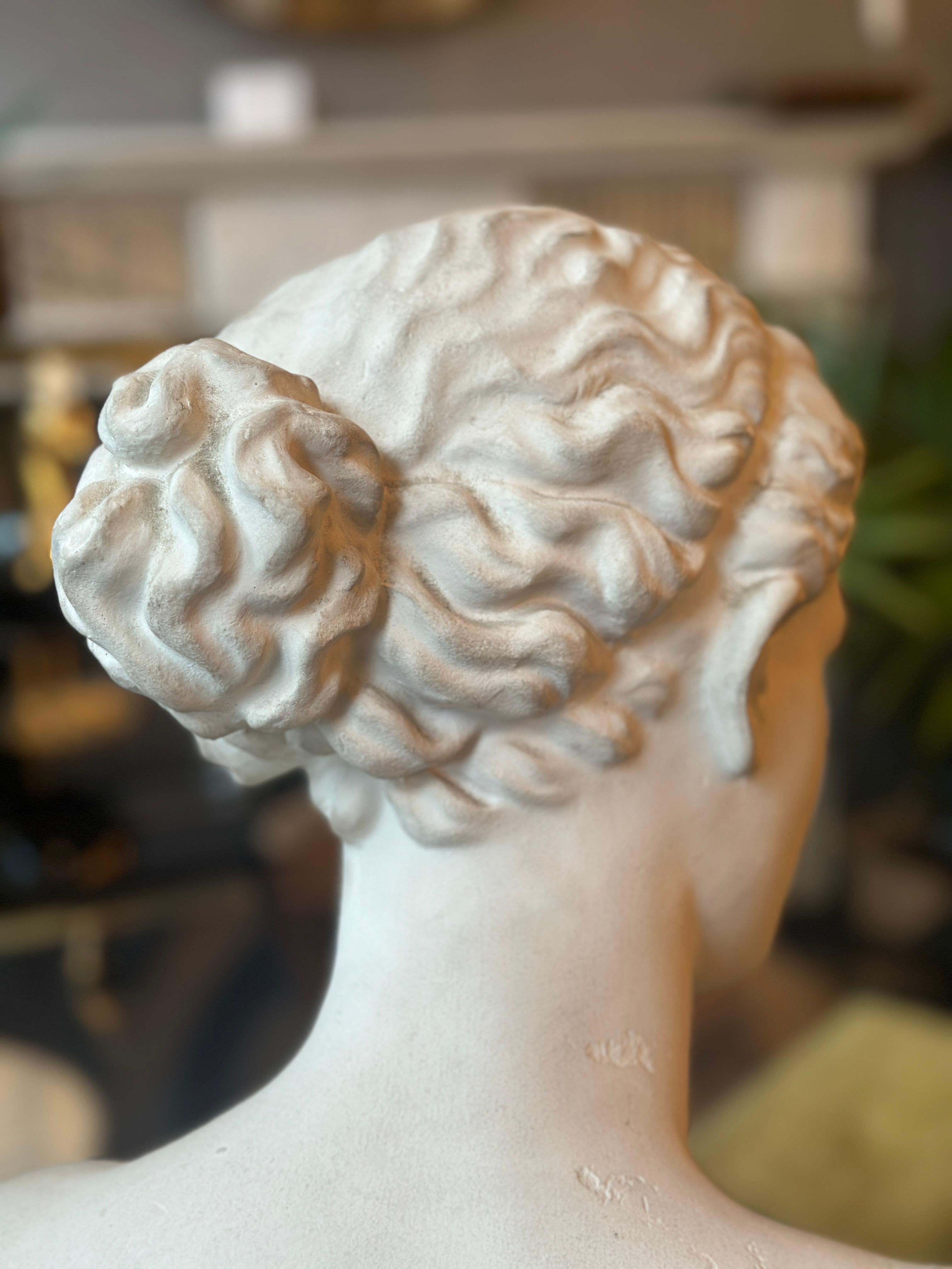 20ième siècle Buste en plâtre d'après l'antique du musée du Louvre en vente