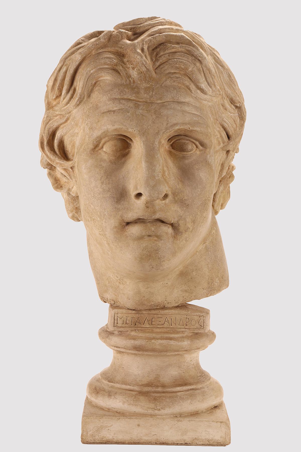 Basamento a forma di colonna e cartiglio rettangolare con inciso il nome in greco del soggetto raffigurato. Un calco in gesso della testa di Alexander il Grande è incastonato sulla base. Un calco per l'insegnamento del disegno all'Academy of Fine