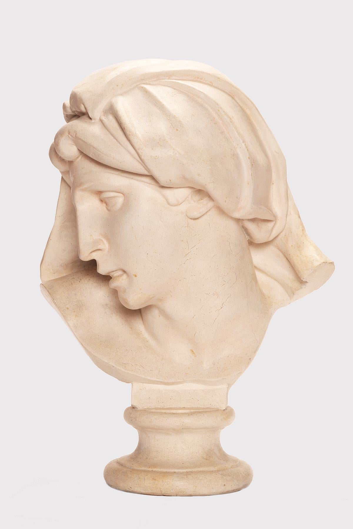 Un calco in gesso per l'insegnamento del disegno in accademia. Sopra la base rotonda si trova il calco in gesso della testa dell'Allegoria dell'Aurora, dalla scultura in marmo di Michelangelo Buonarroti, per la Sagrestia Nuova, Basilica di S.