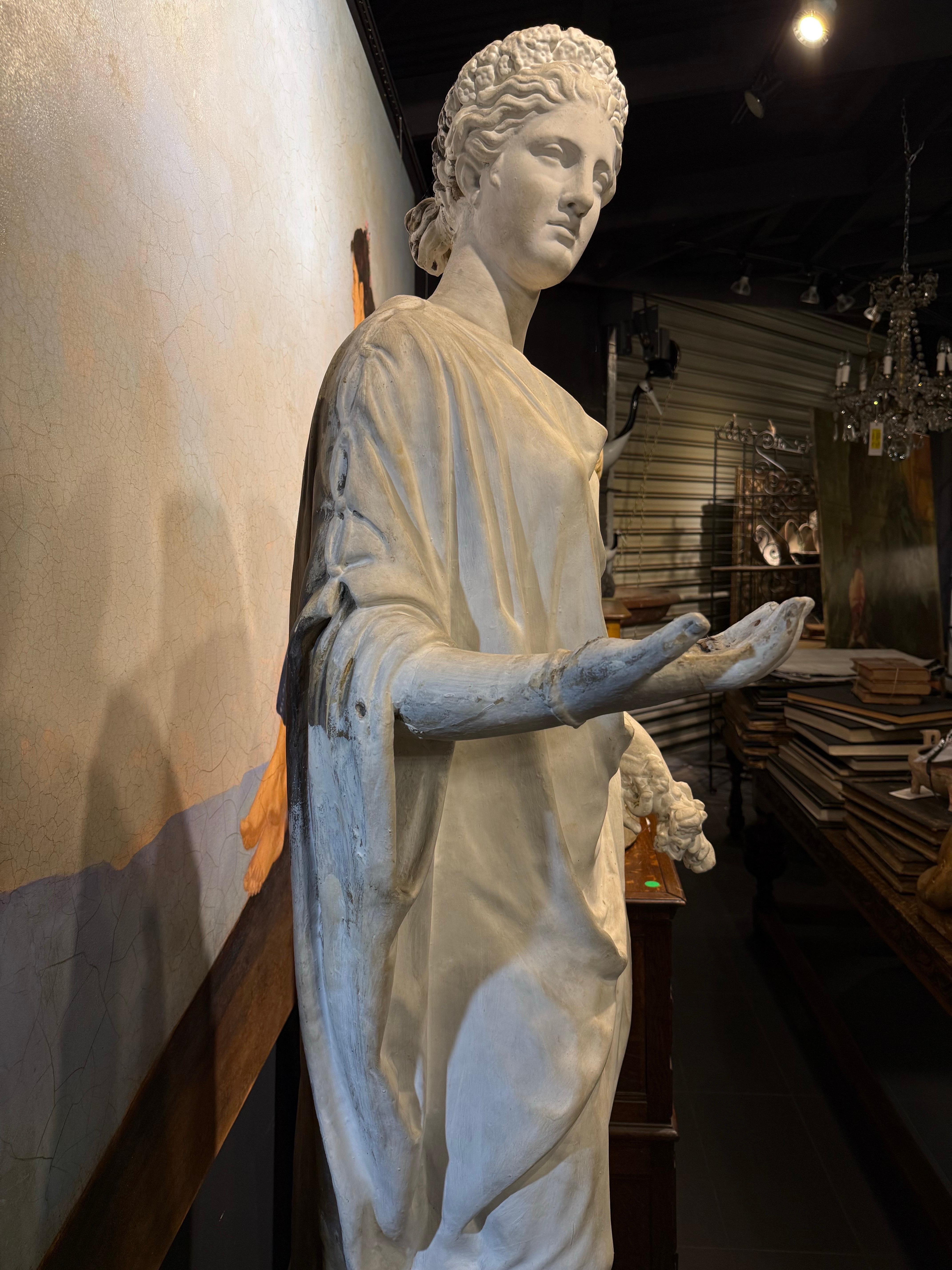 Fatto a mano Figura in gesso della flora capitolina, XIX secolo in vendita