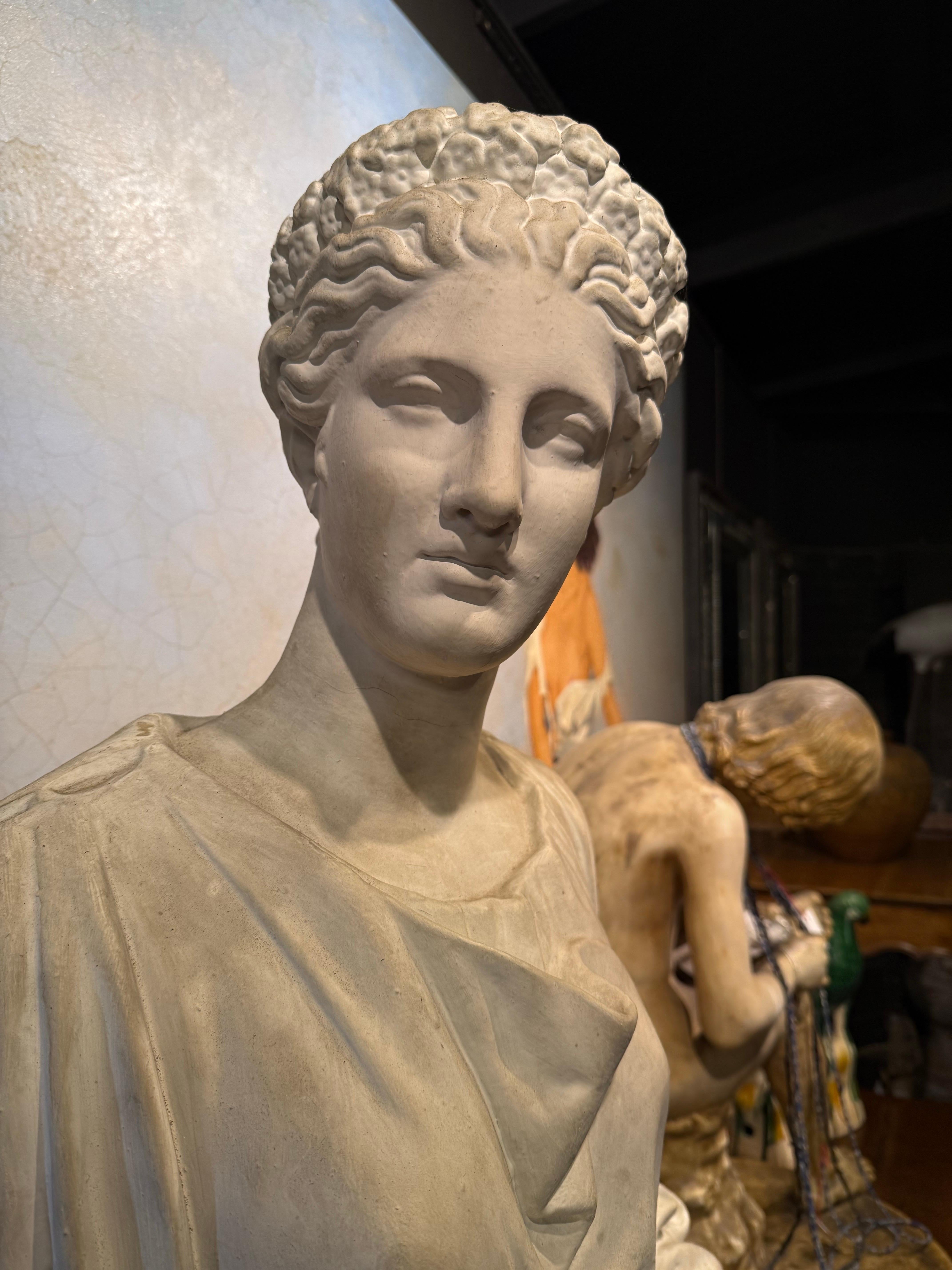 Intonaco Figura in gesso della flora capitolina, XIX secolo in vendita