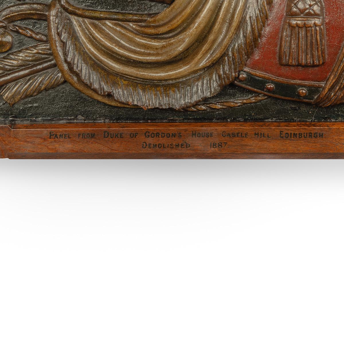 Panneau en plâtre représentant un trophée militaire provenant de la maison du duc de Gordon à Édimbourg. Le panneau est sculpté d'une panoplie comprenant un bouclier, un carquois, un étendard enveloppé et une épée, le tout dans un cadre en chêne,