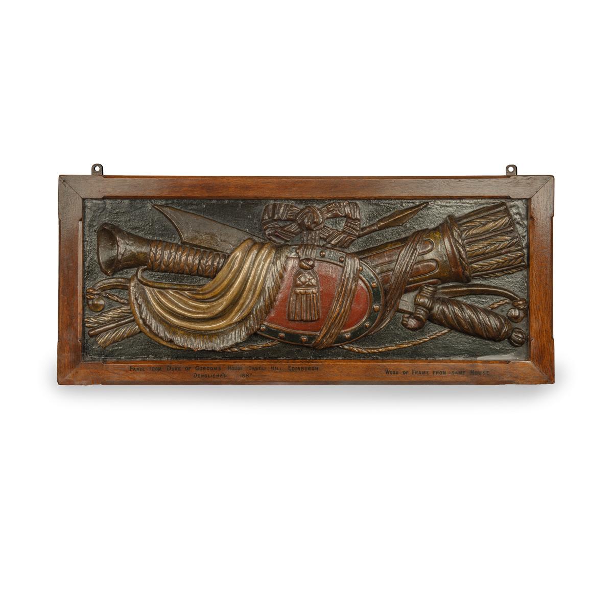 Panneau de trophée militaire en plâtre provenant de la maison du The Duke of Gordon House à Édimbourg. Bon état - En vente à Lymington, Hampshire