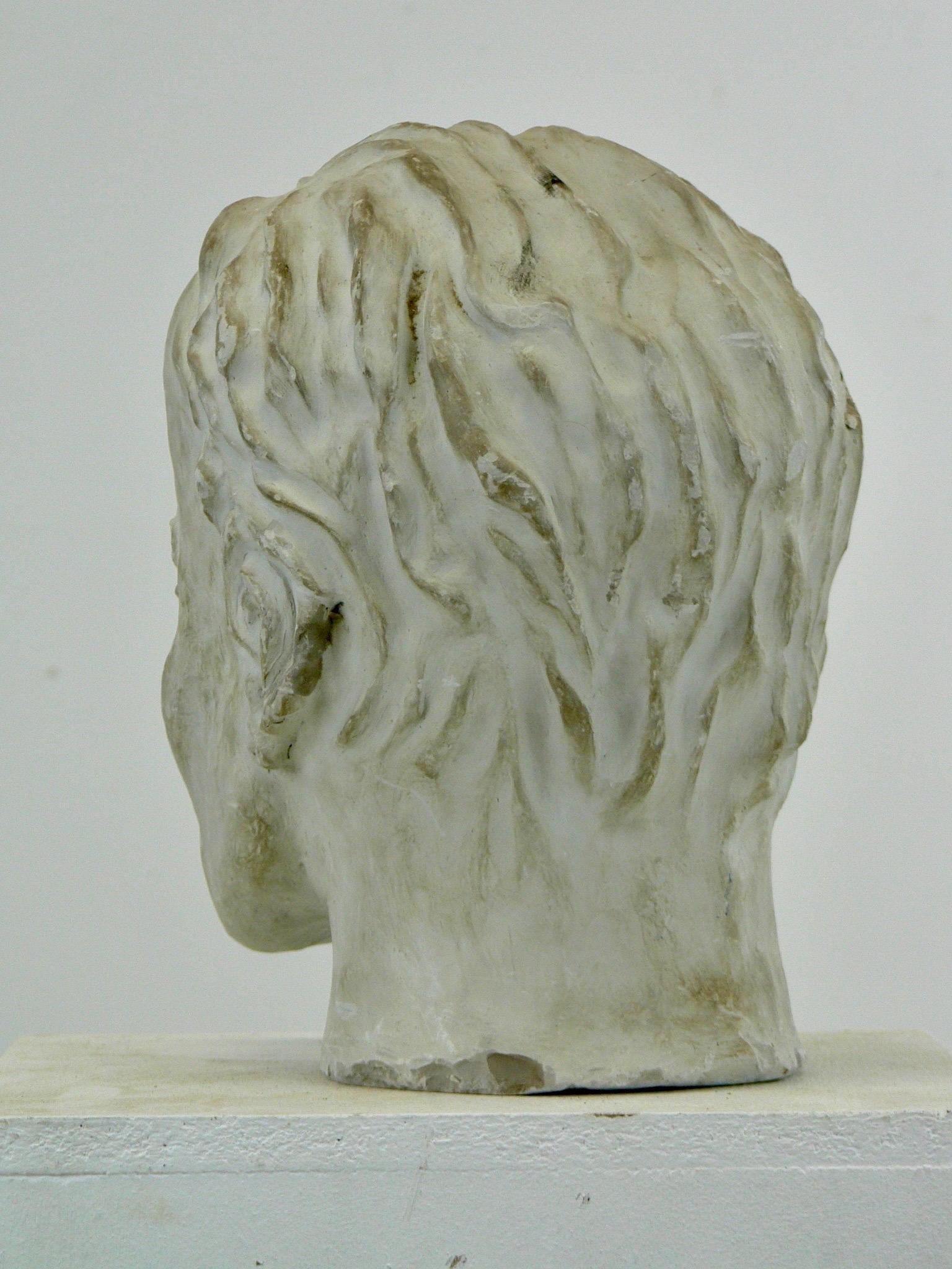 Art déco Sculpture en plâtre d'une tête d'homme aux yeux fermés - France - 1950 en vente