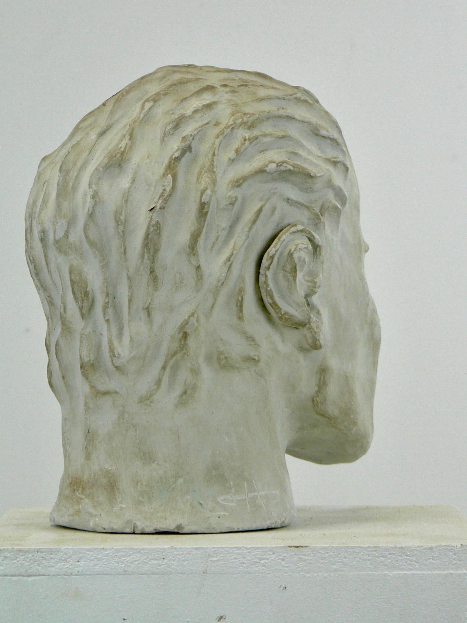 A plaster sculpture of a man's head with closed eyes - France - 1950 In Good Condition For Sale In SOTTEVILLE-LÈS-ROUEN, FR