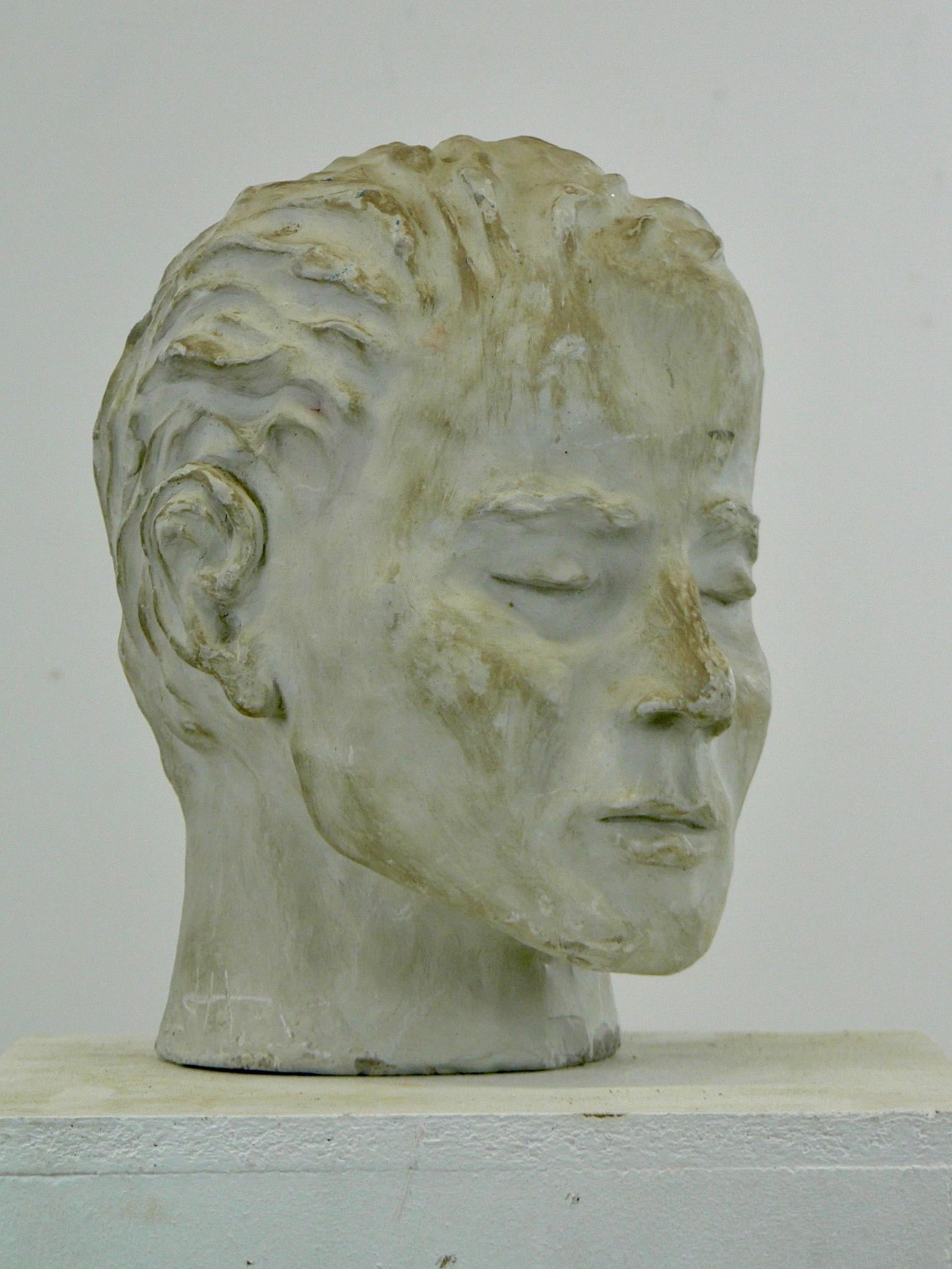 Sculpture en plâtre d'une tête d'homme aux yeux fermés - France - 1950 Bon état - En vente à SOTTEVILLE-LÈS-ROUEN, FR