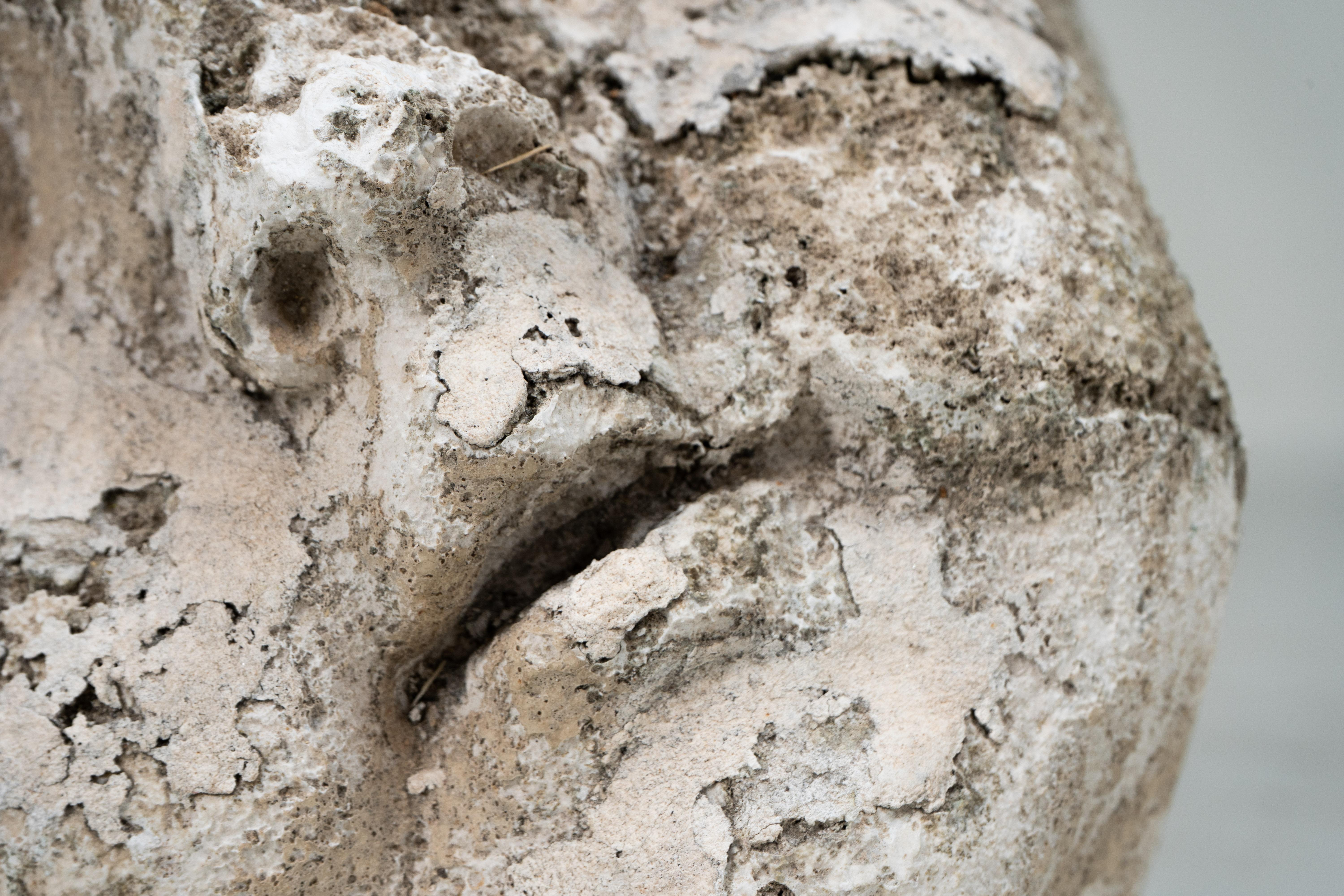 Sculpture en plâtre d'un visage d'enfant en vente 4