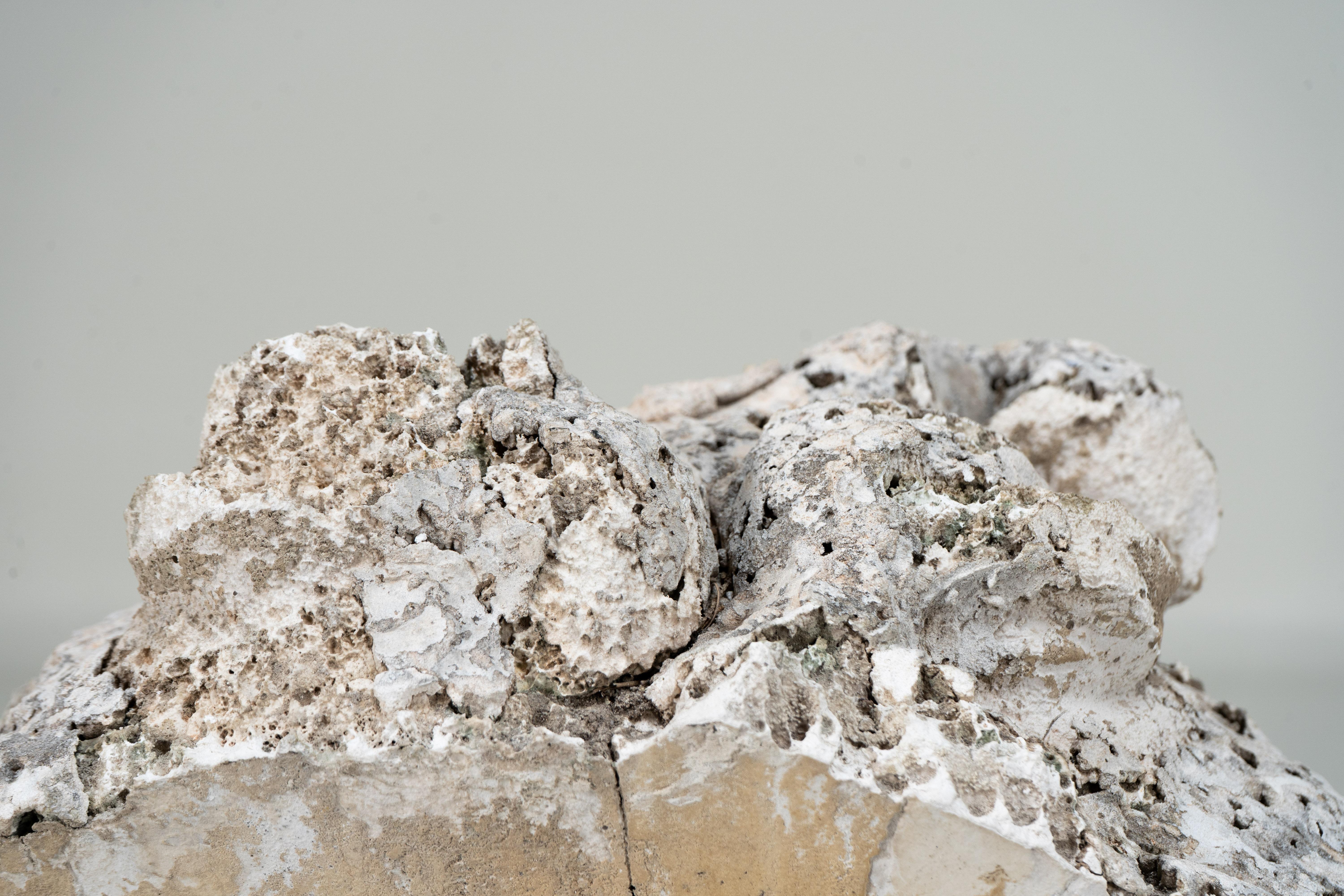 Sculpture en plâtre d'un visage d'enfant en vente 5