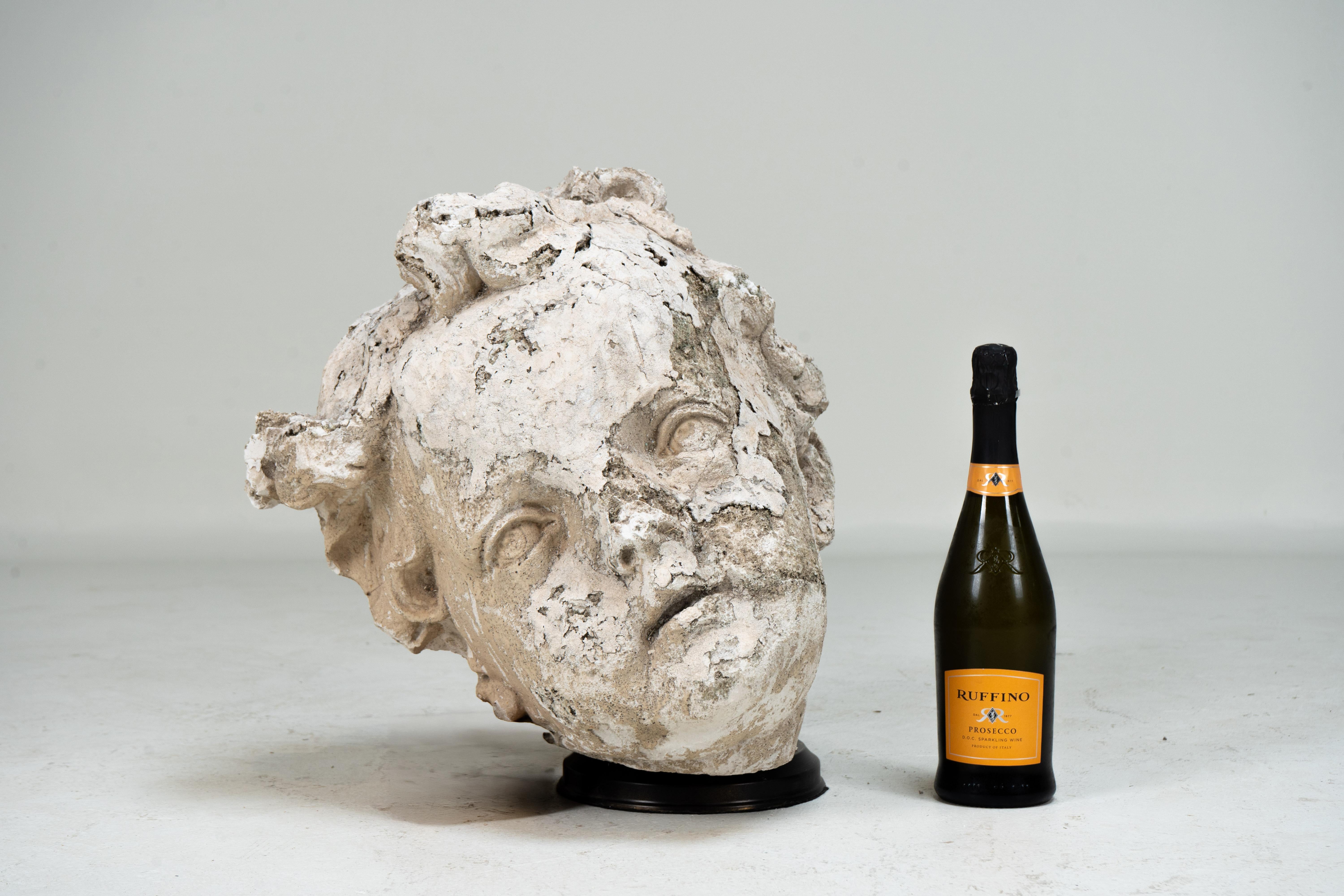Français Sculpture en plâtre d'un visage d'enfant en vente