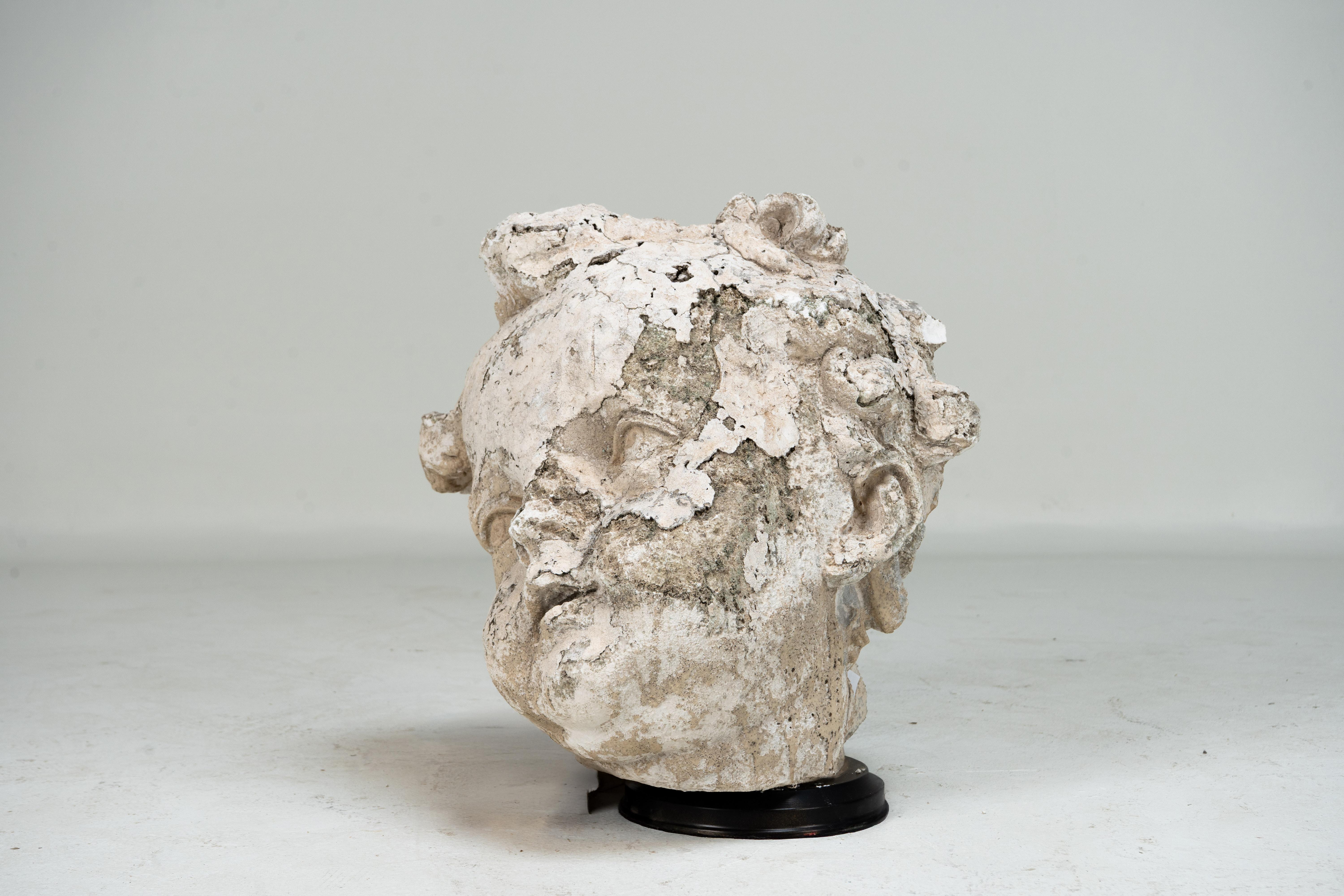 Sculpture en plâtre d'un visage d'enfant Bon état - En vente à Chicago, IL