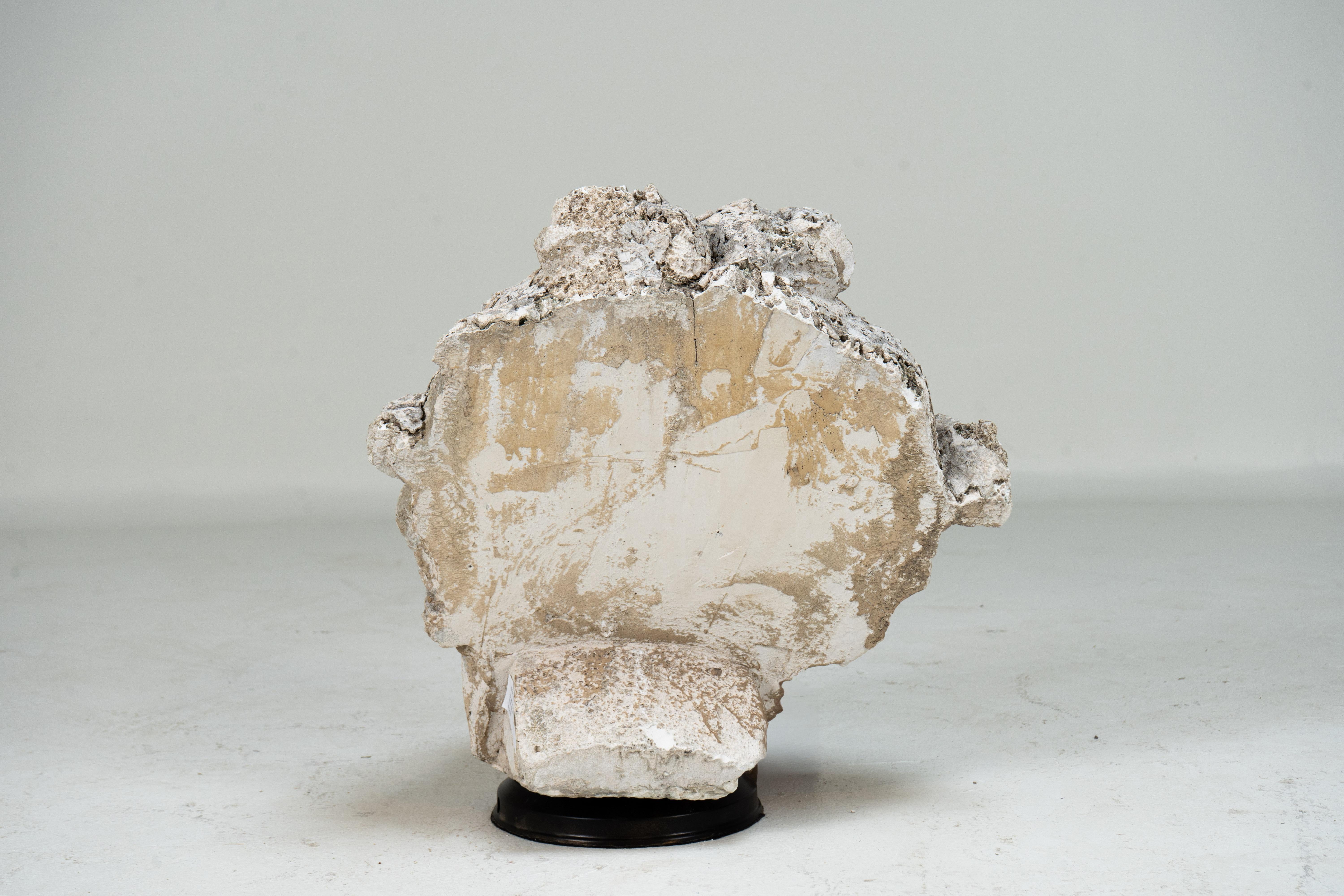 20ième siècle Sculpture en plâtre d'un visage d'enfant en vente
