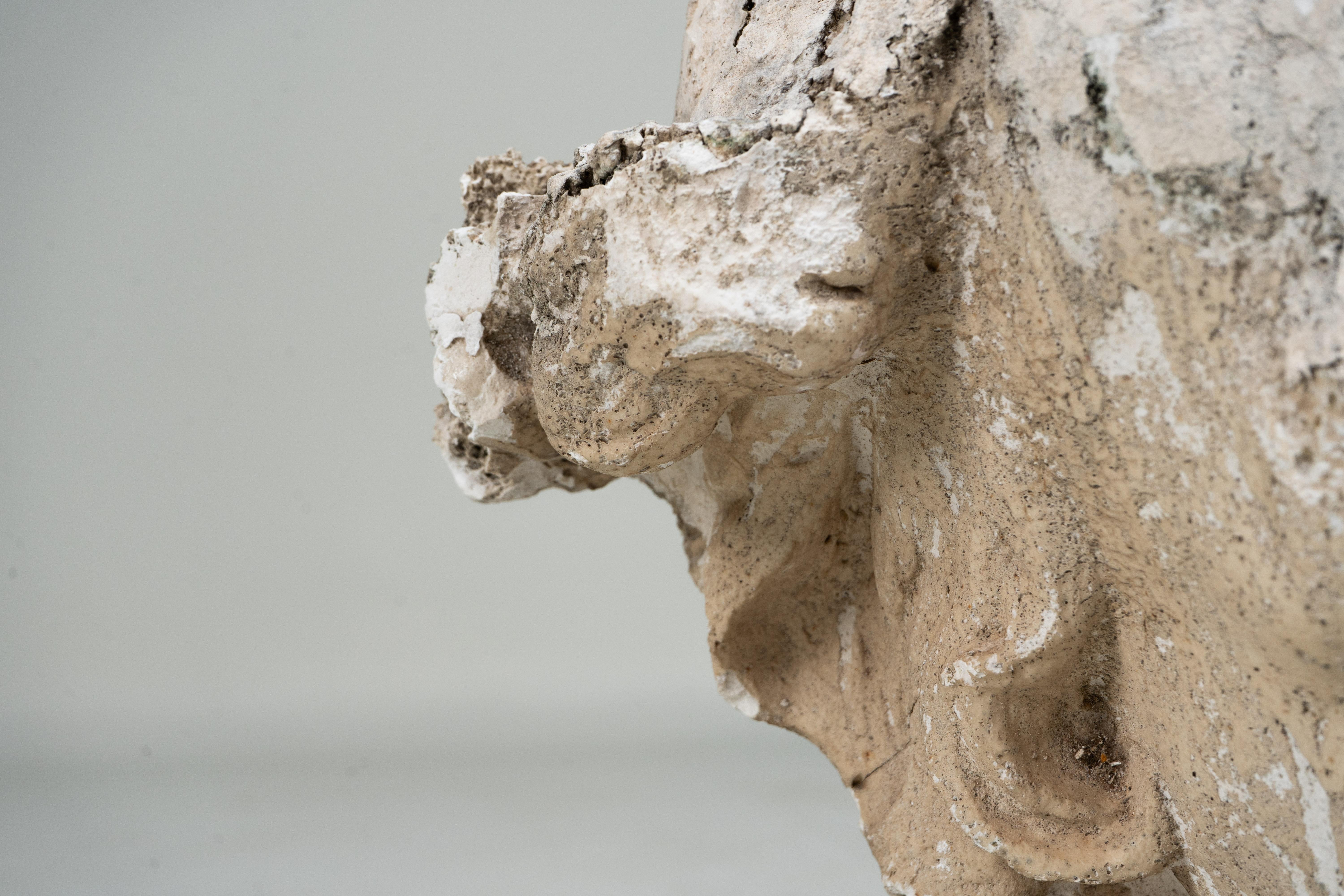 Sculpture en plâtre d'un visage d'enfant en vente 1