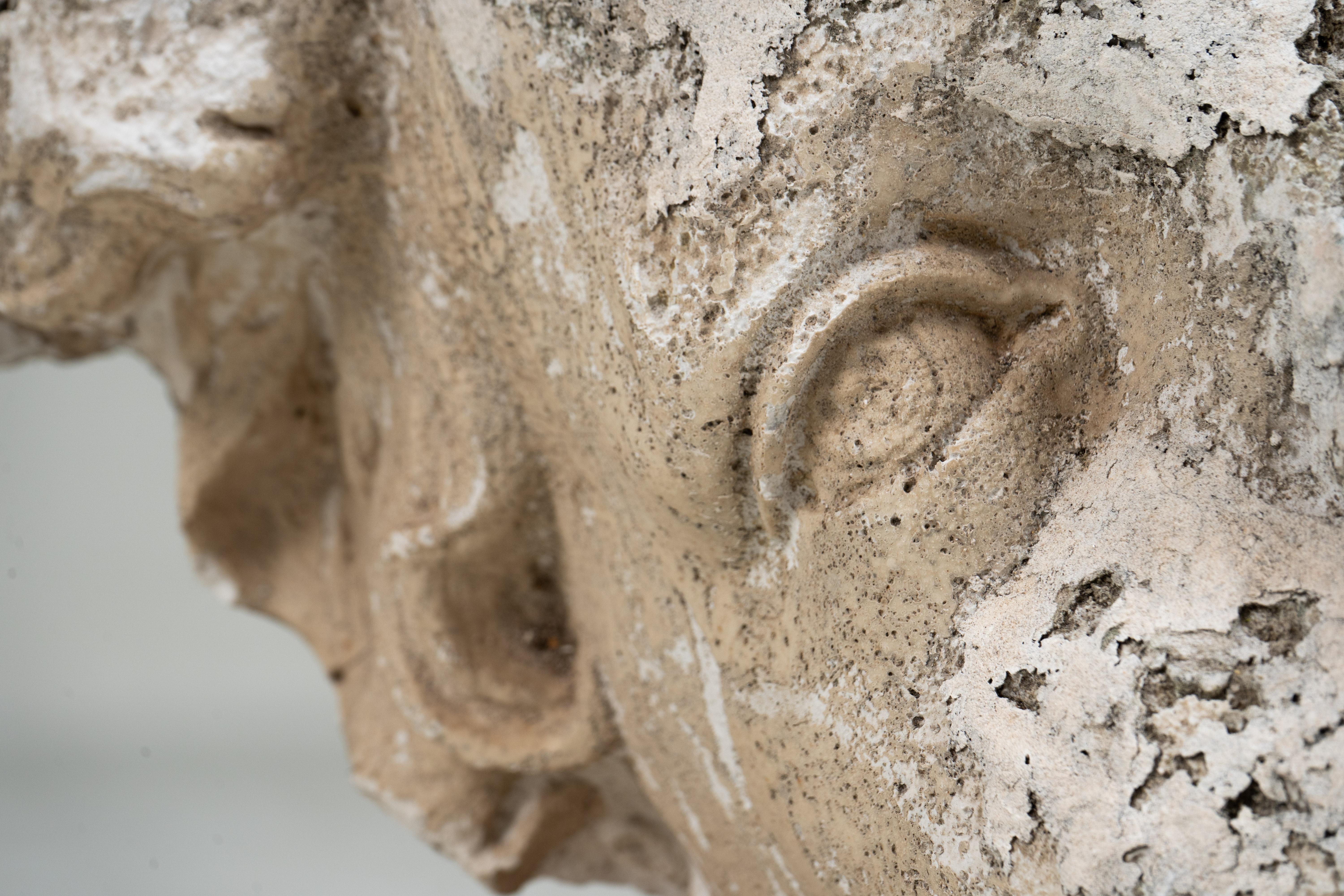 Sculpture en plâtre d'un visage d'enfant en vente 3
