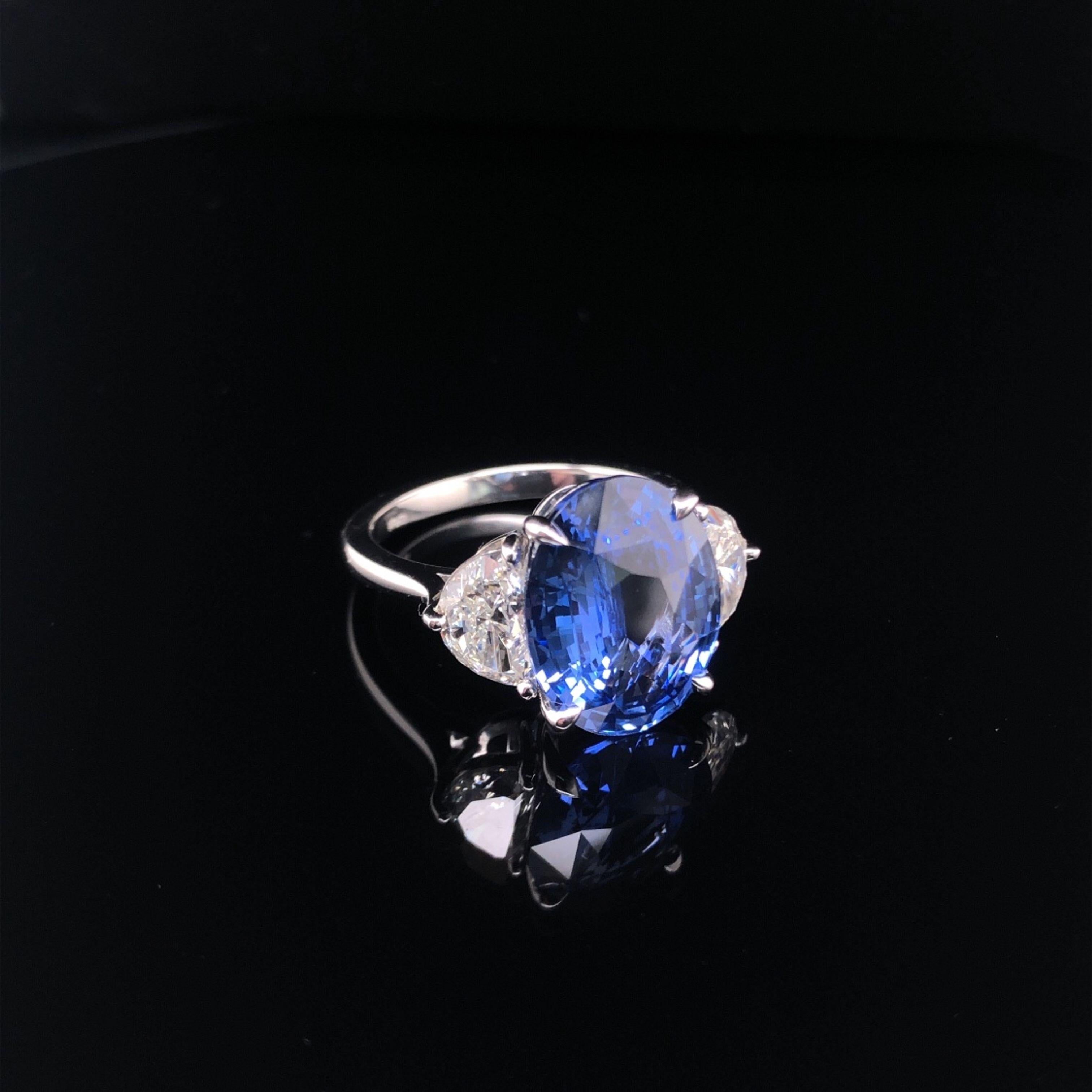 Platin 7,56 Karat Ceylon Saphir und Halbmond Diamantring (Ovalschliff)