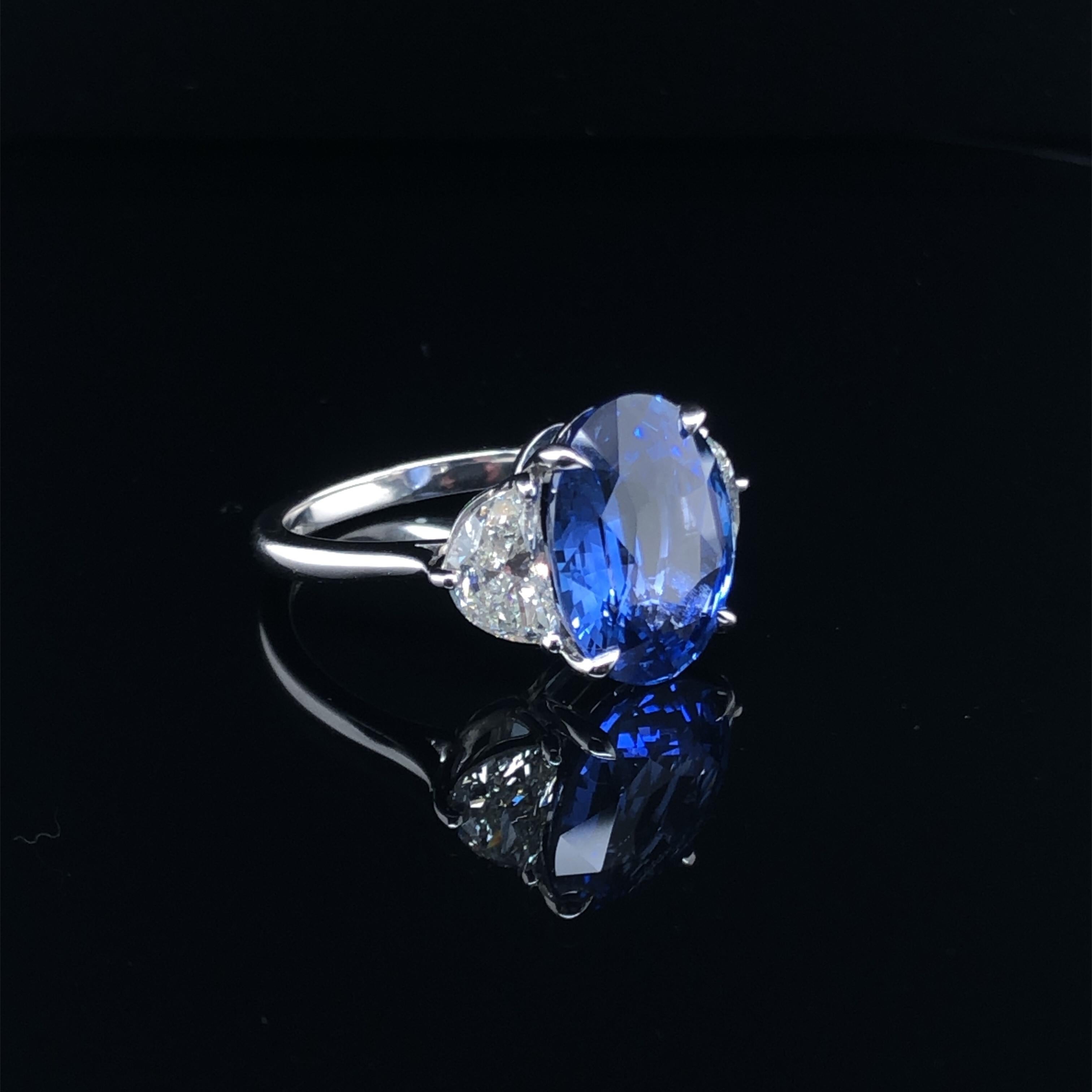 Platin 7,56 Karat Ceylon Saphir und Halbmond Diamantring 2