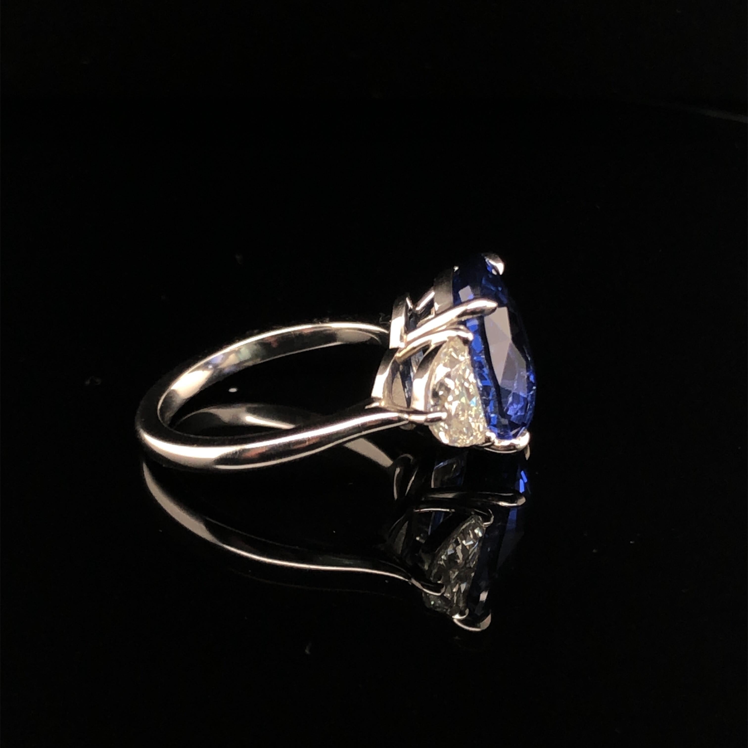 Platin 7,56 Karat Ceylon Saphir und Halbmond Diamantring 4