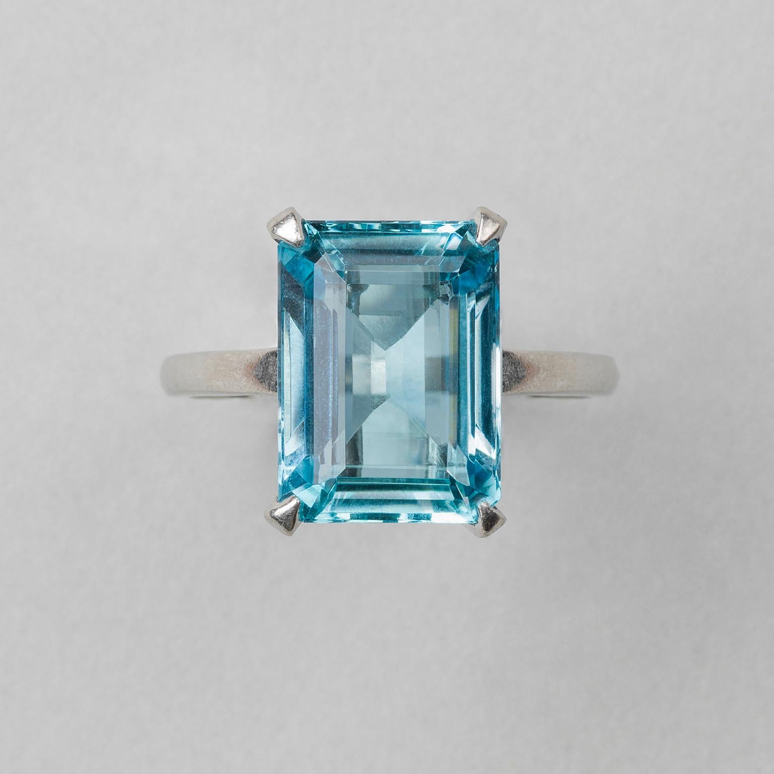 A platinum solitaire ring set with a large step cut aquamarine (app. 8.50 carat) set in a raised prong setting, signed: Cartier, US circa 1950-60.

weight: 9.23 grams
ring size: 16.75 mm / 6 ¼ US
width: 16.17 – 2.10 mm