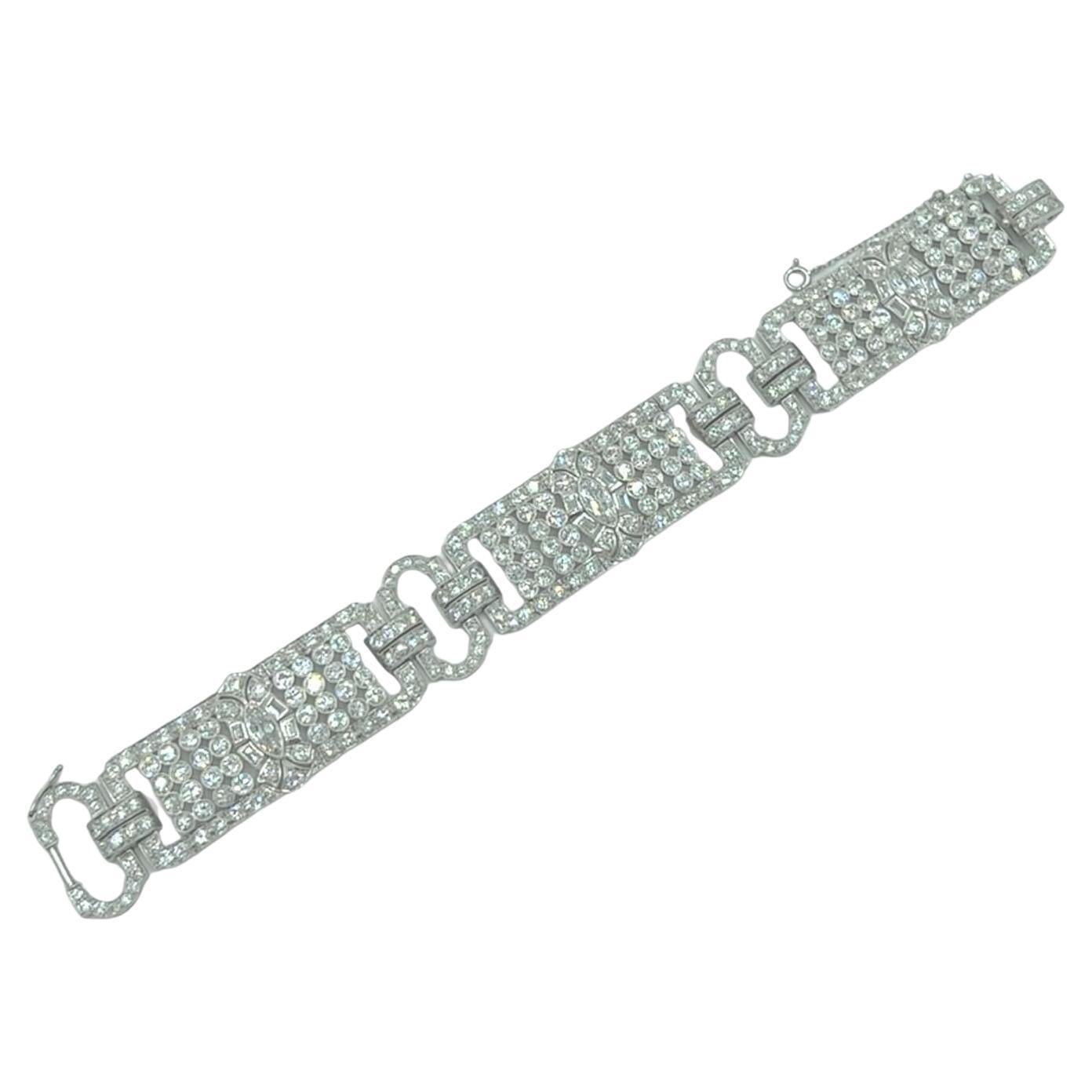 Ein Armband aus Platin und Diamanten, Art Deco.  Geformt als drei flexible Abschnitte, jeder zentriert durch einen Diamanten im Marquise-Schliff, flankiert von vier (4) Diamanten im Baguette-Schliff, weiter flankiert von zwei (2) Feldern mit je