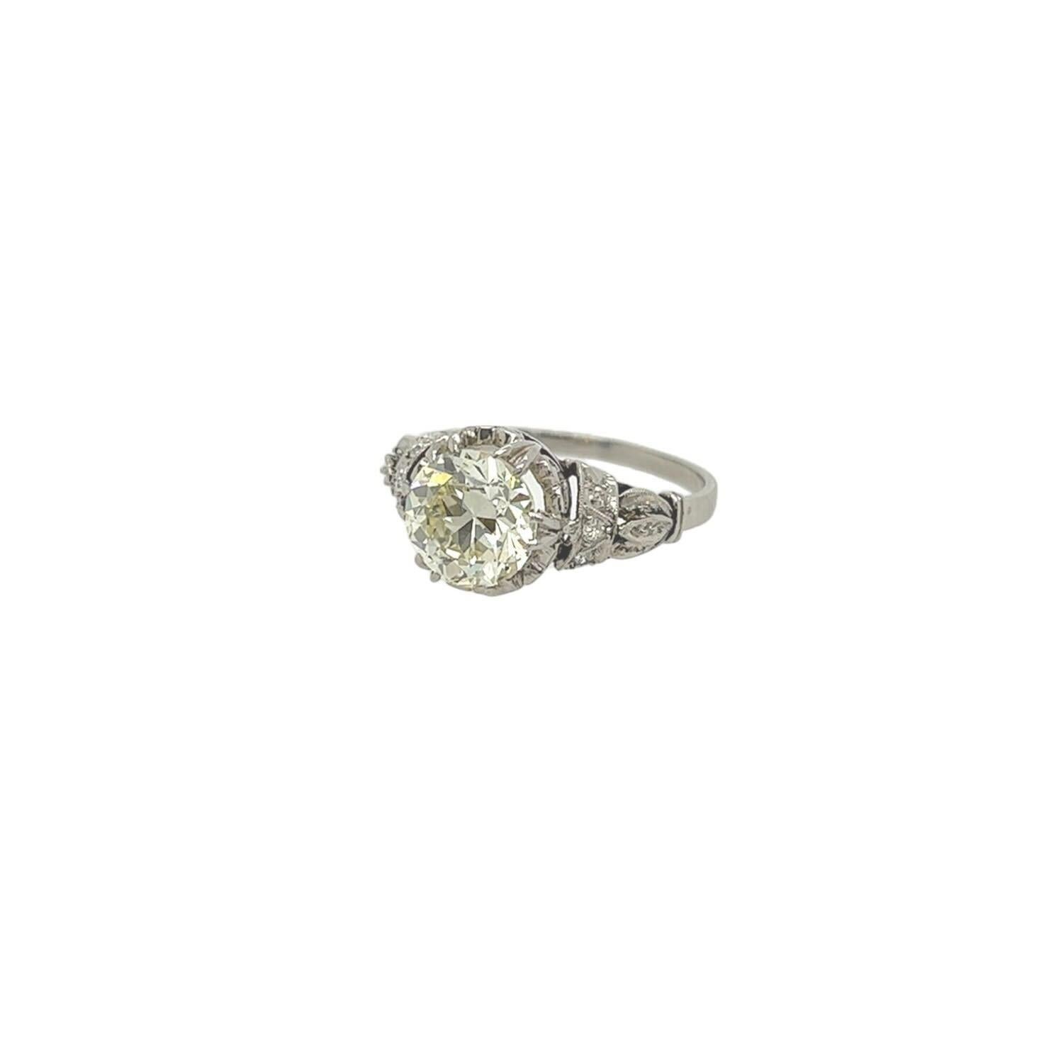 Ein Ring aus Platin und Diamanten.  In der Mitte ein Diamant im alten europäischen Schliff von 1,75 Karat* in einer filigranen Fassung mit drei (3) Akzentdiamanten auf jeder Seite.  Größe ca. 6.  Bruttogewicht etwa 3.70 Gramm.           
 *Stein