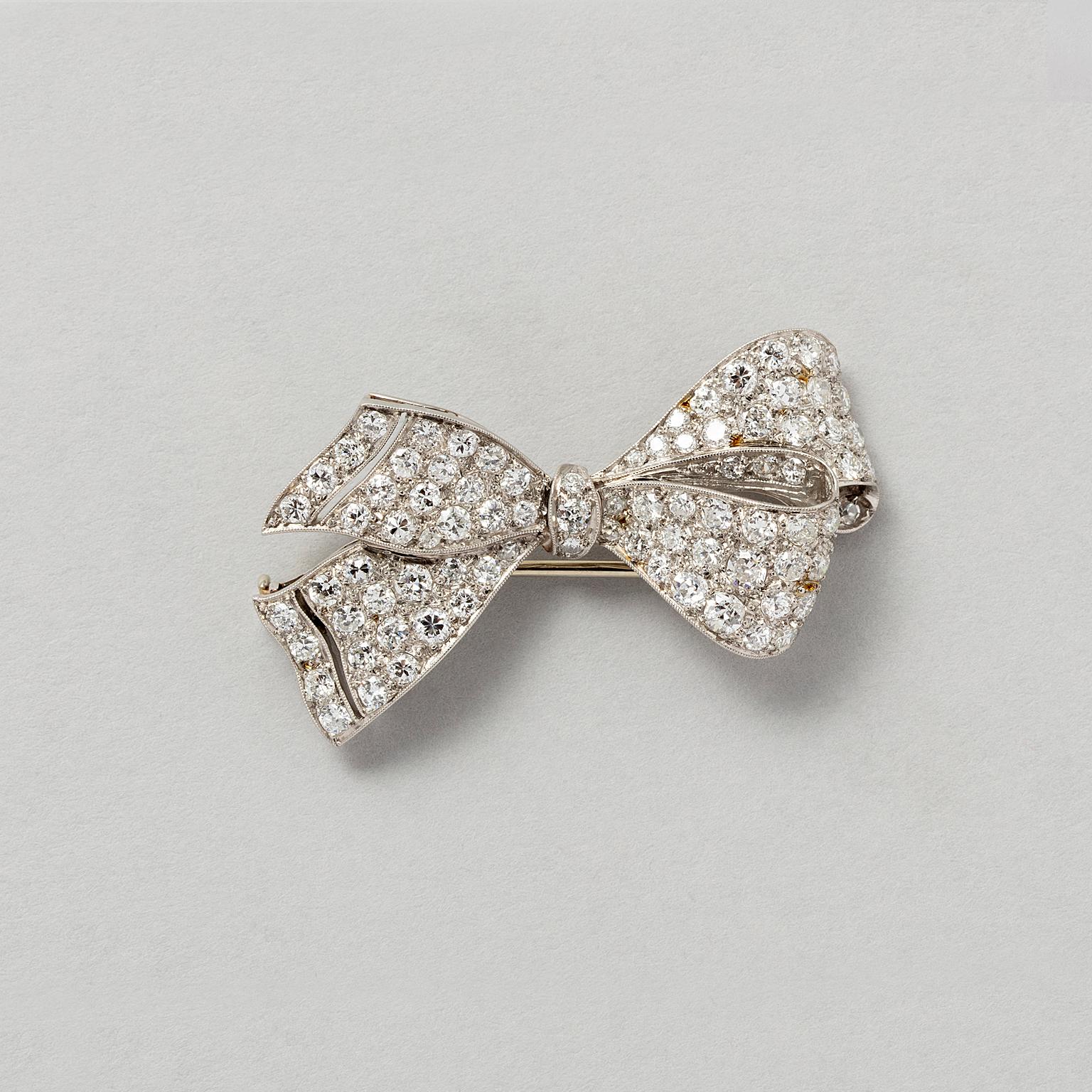An Art Deco 18kgold and platinum bow brooch set with 2.5ct diamonds, French marks, circa 1920.
weight: 9.3 g
dimensions: 3.9 x 2.5 cm