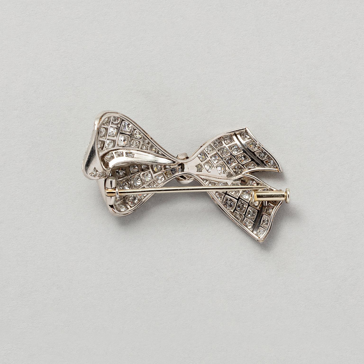 Brilliant Cut A Platinum Art Deco Bow Brooch with Diamonds For Sale