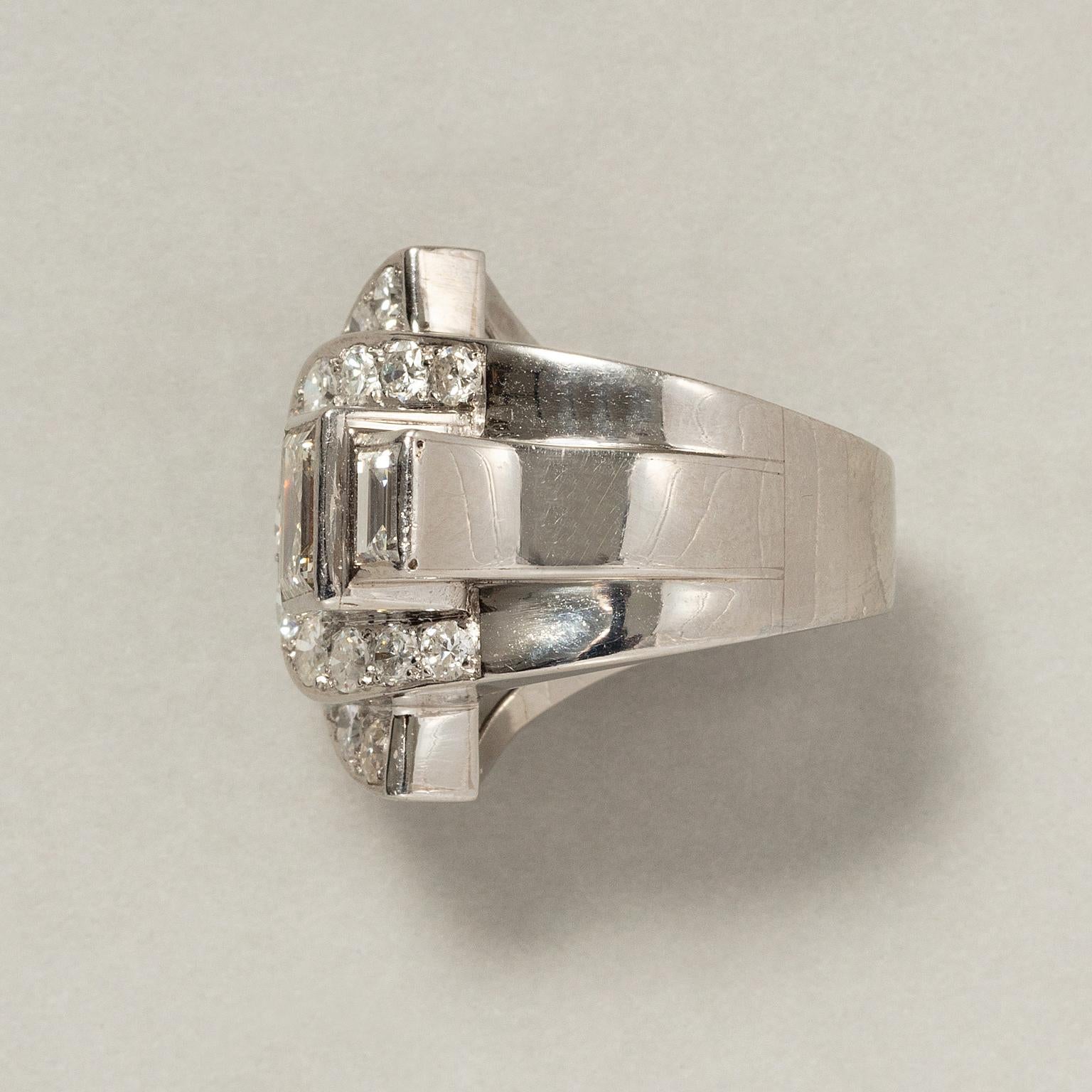 A Platinum Art Deco Geometrical Ring In Good Condition For Sale In Amsterdam, NL