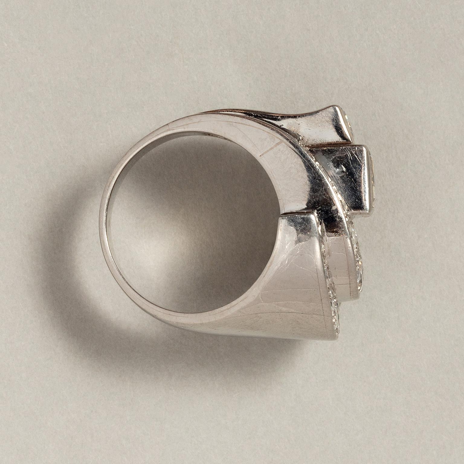 A Platinum Art Deco Geometrical Ring For Sale 1