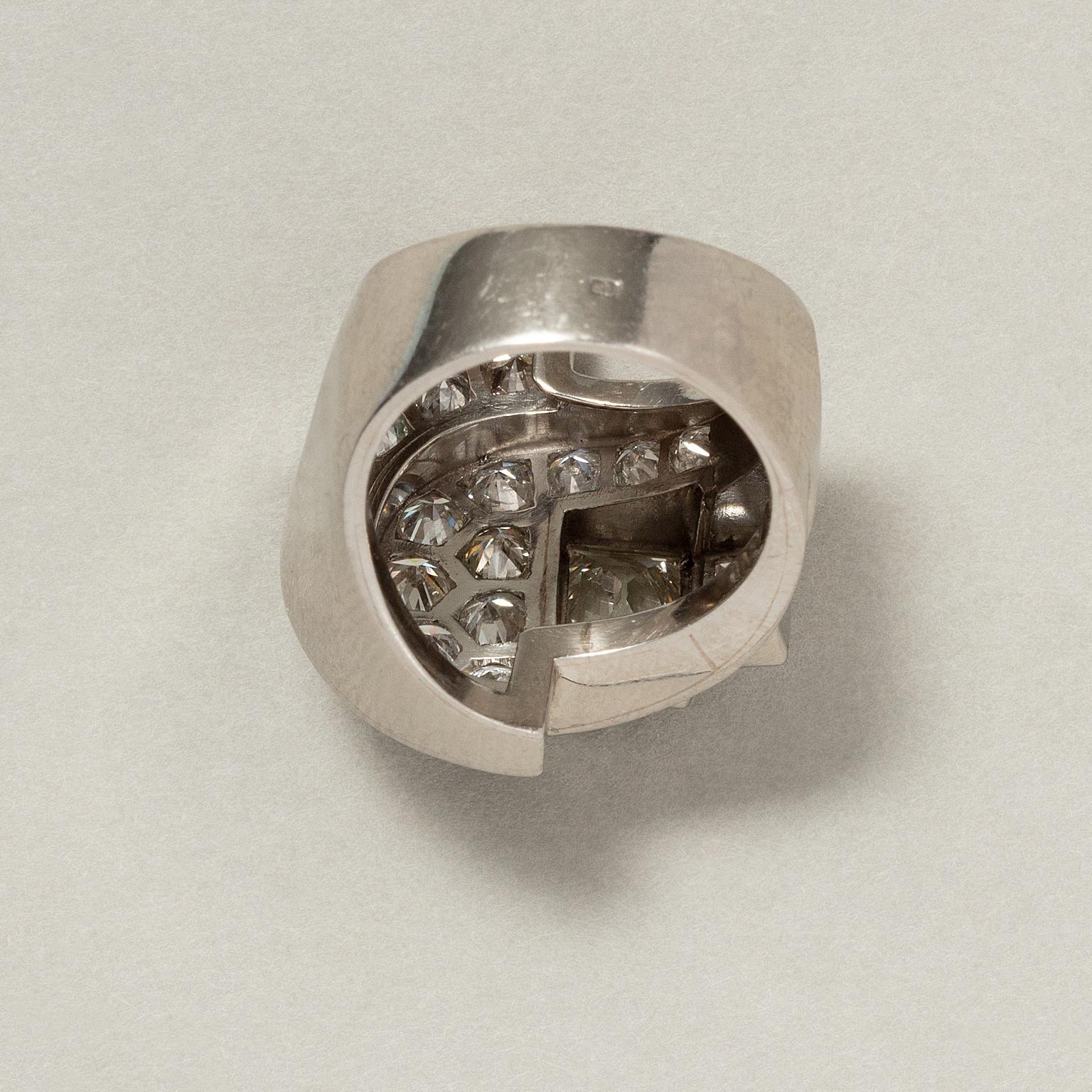 A Platinum Art Deco Geometrical Ring For Sale 2